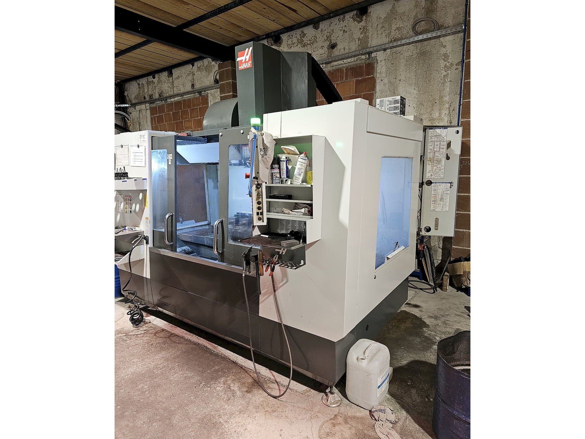 Vista Frontal  da HAAS VM3  máquina