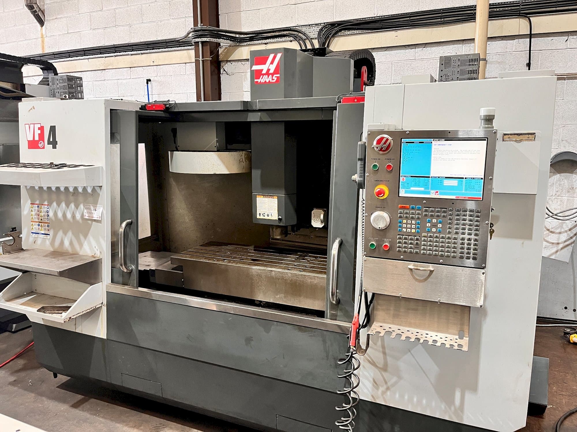 Vista Frontal  da HAAS VF-4  máquina