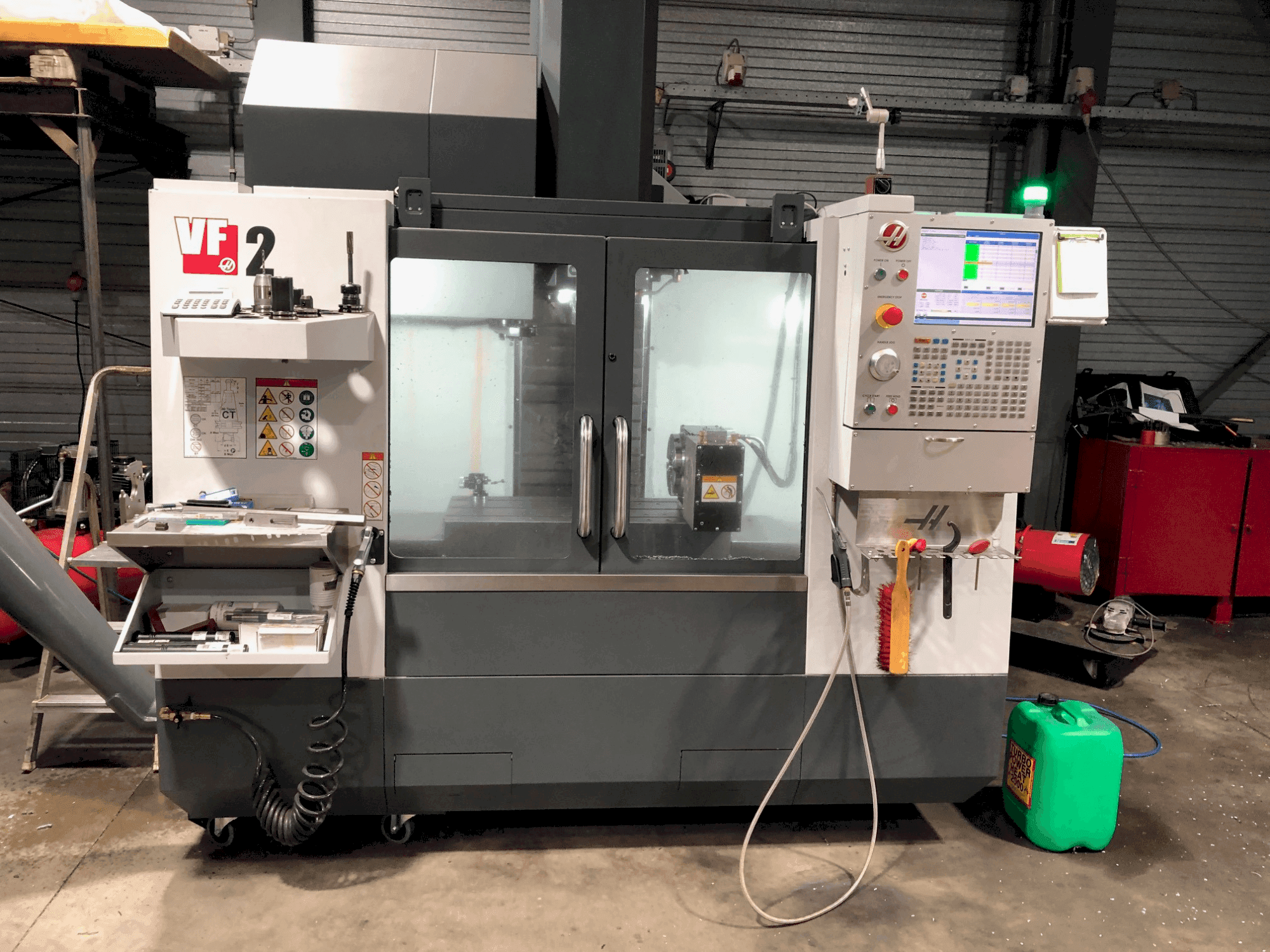 Vista Frontal  da HAAS VF-2  máquina
