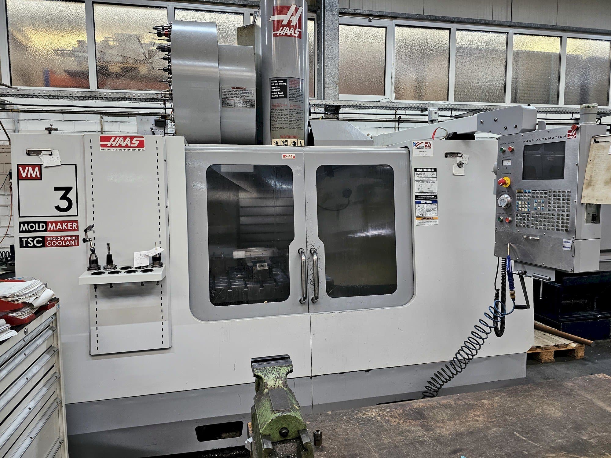 Vista Frontal  da HAAS VM 3  máquina