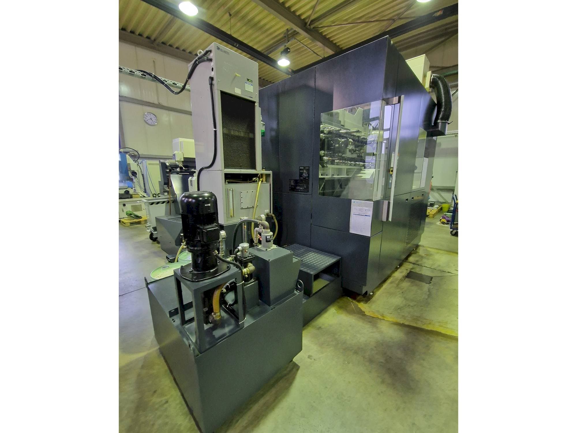 Vista Frontal  da Makino F9  máquina