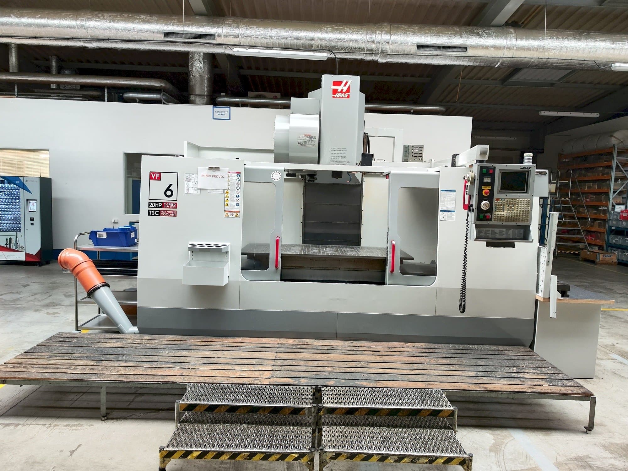 Vista Frontal  da HAAS VF-6  máquina