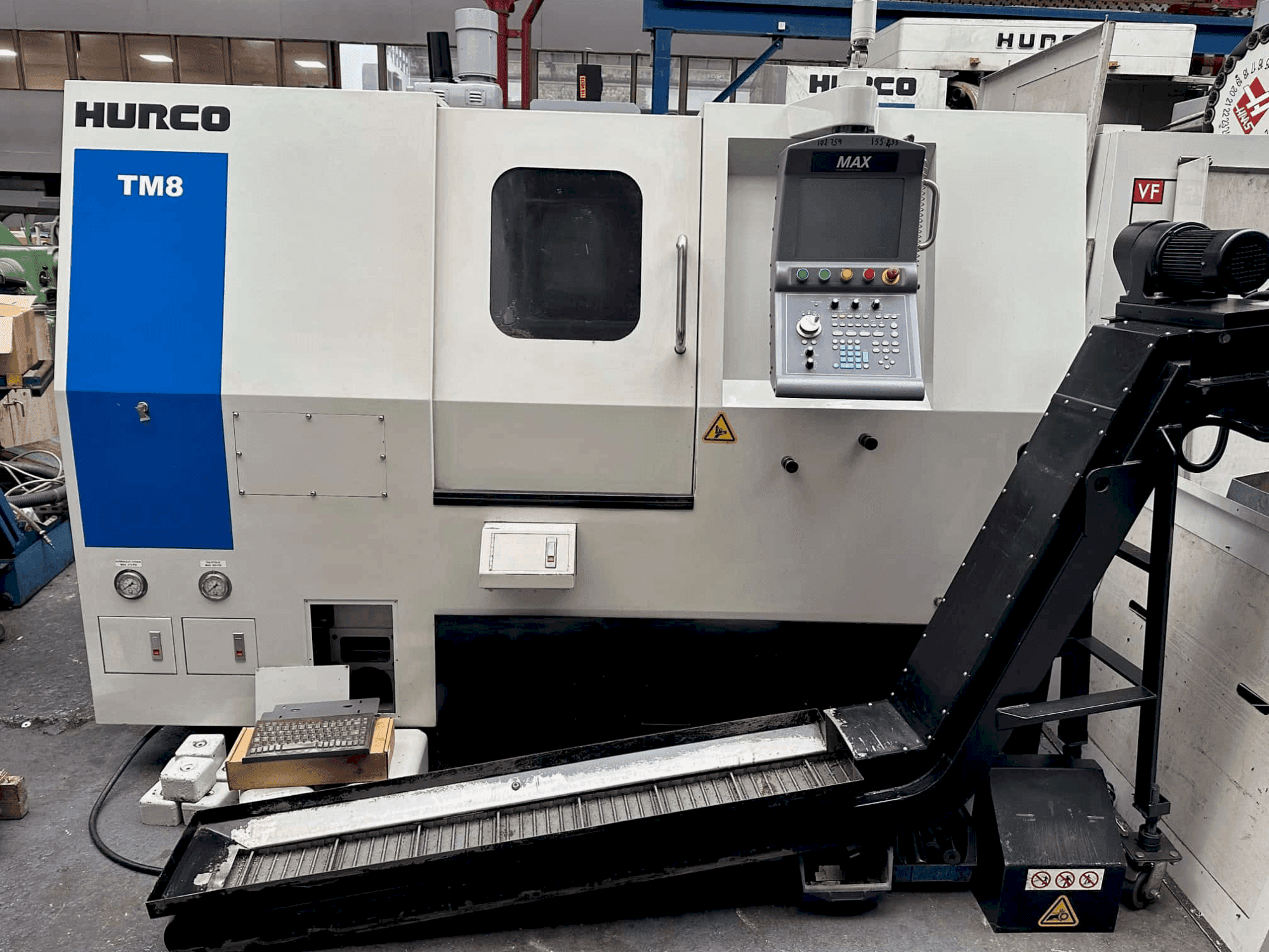 Vista Frontal  da Hurco TM8  máquina