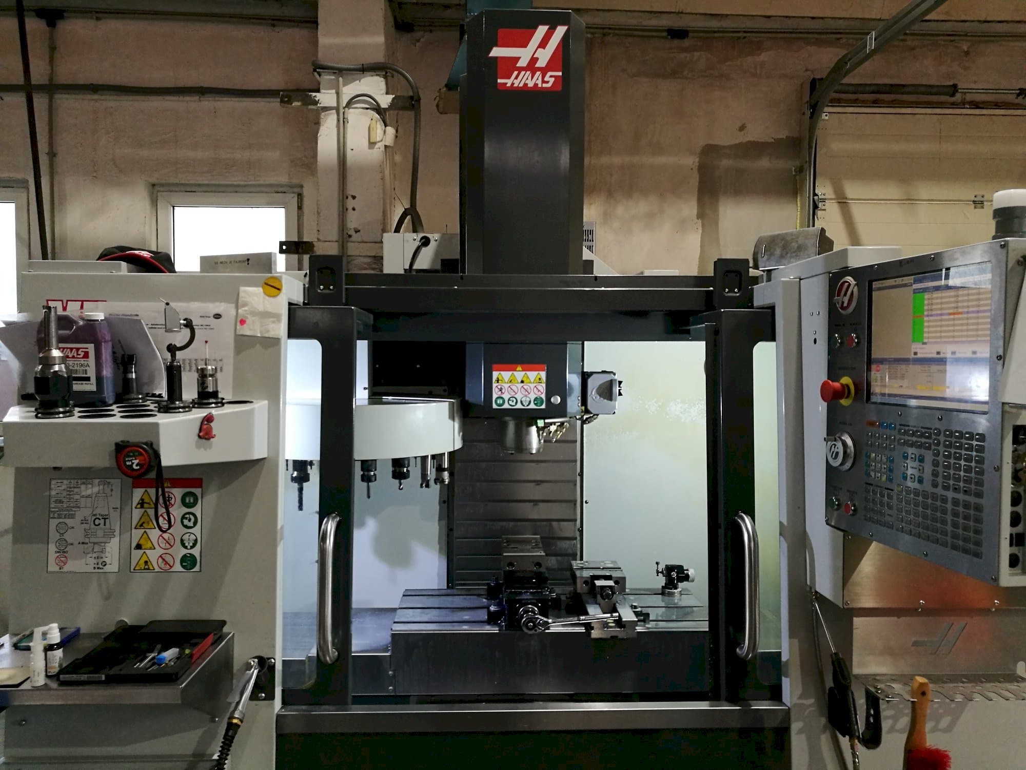Vista Frontal  da HAAS VF-2  máquina