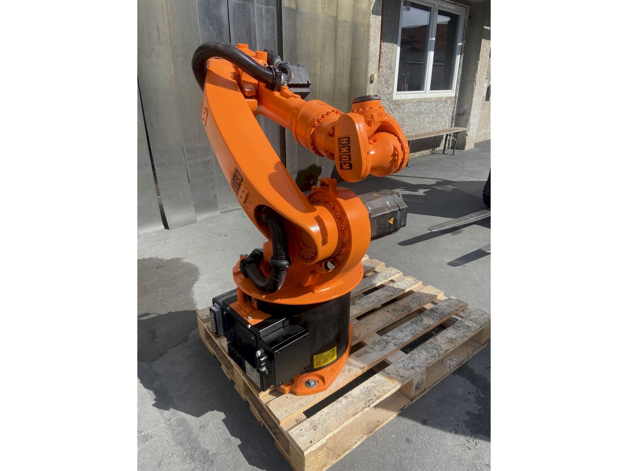 Vista Frontal  da KUKA Kr16  máquina