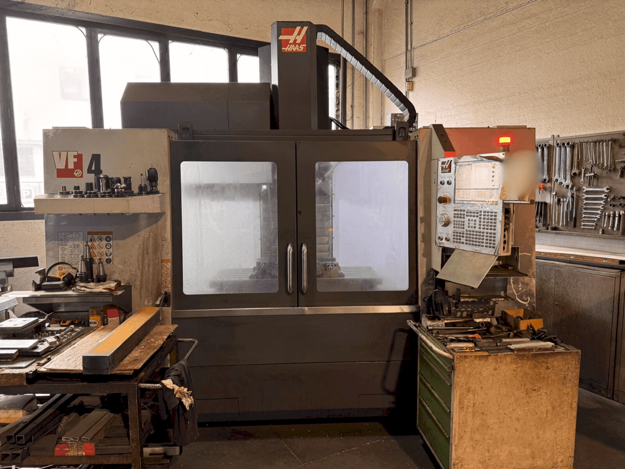 Vista Frontal  da HAAS VF4  máquina
