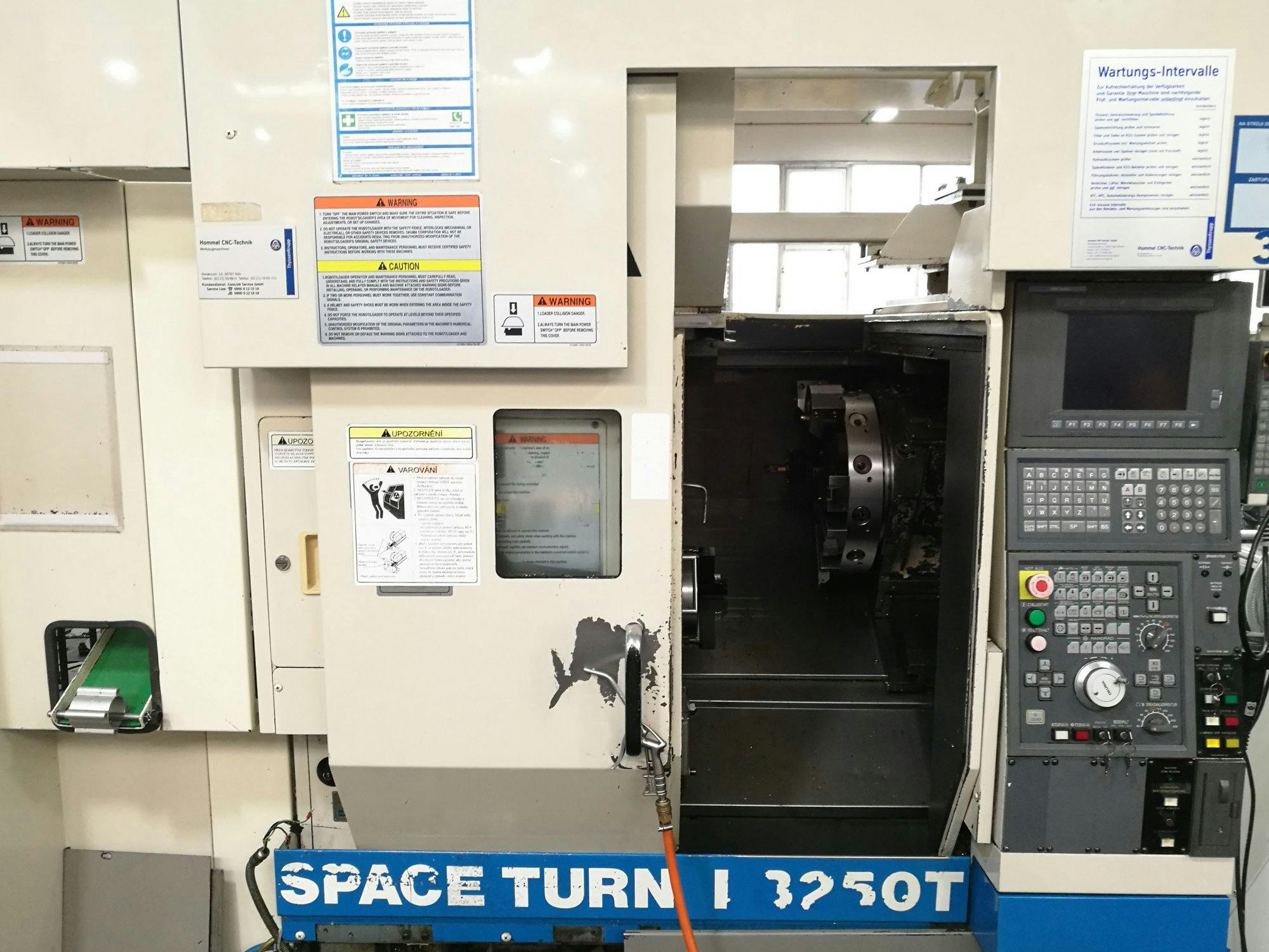 Vista Frontal  da Okuma SPACE TURN LB250T  máquina
