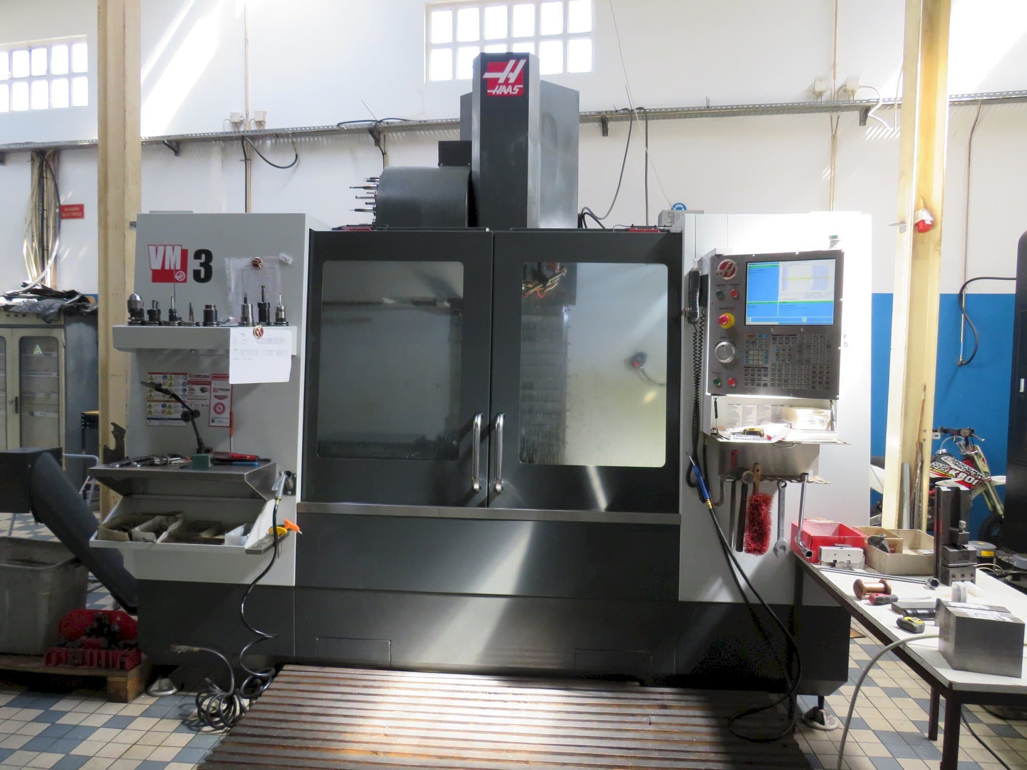 Vista Frontal  da HAAS VM3  máquina