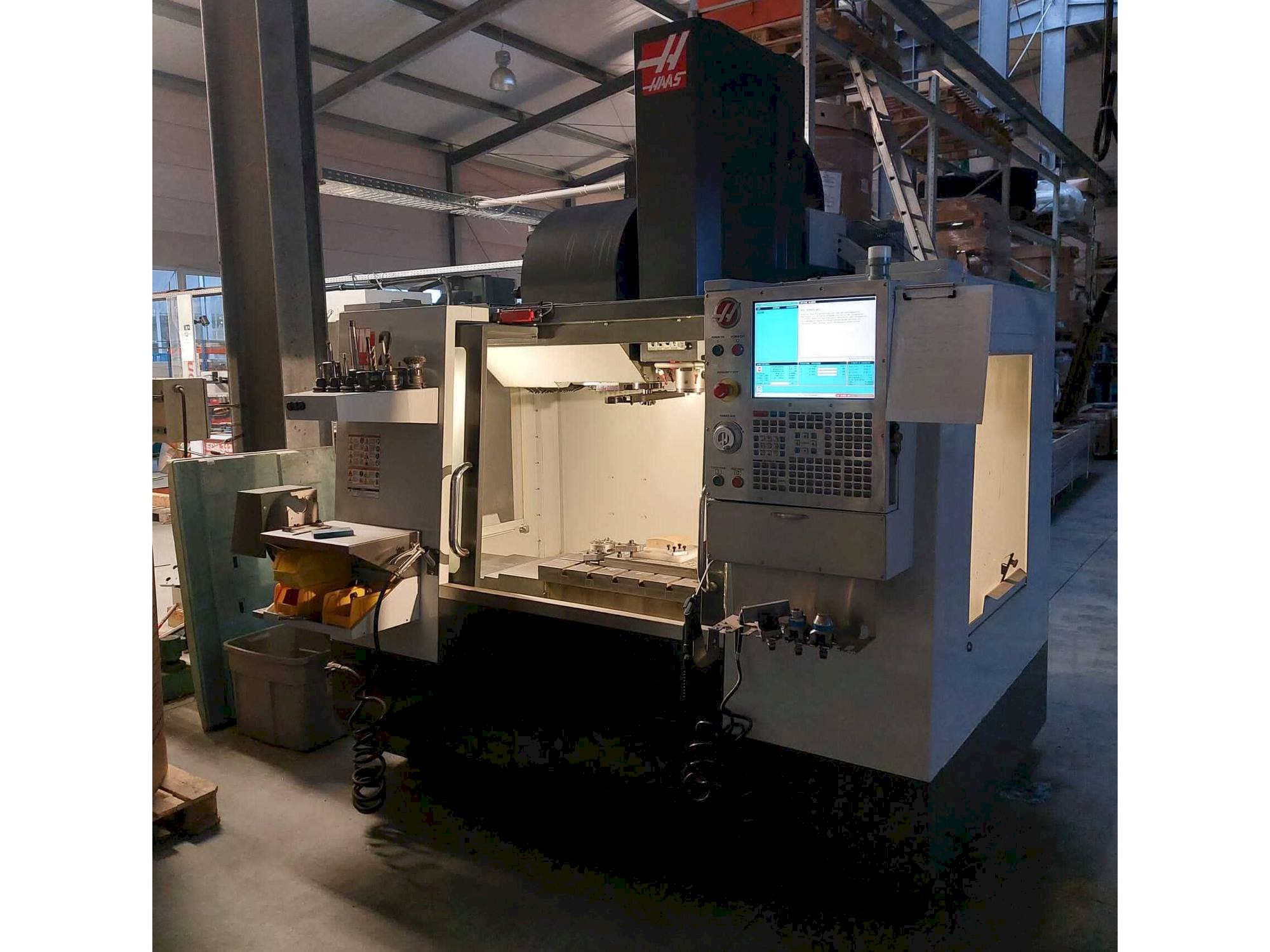 Vista Frontal  da HAAS VM-2  máquina