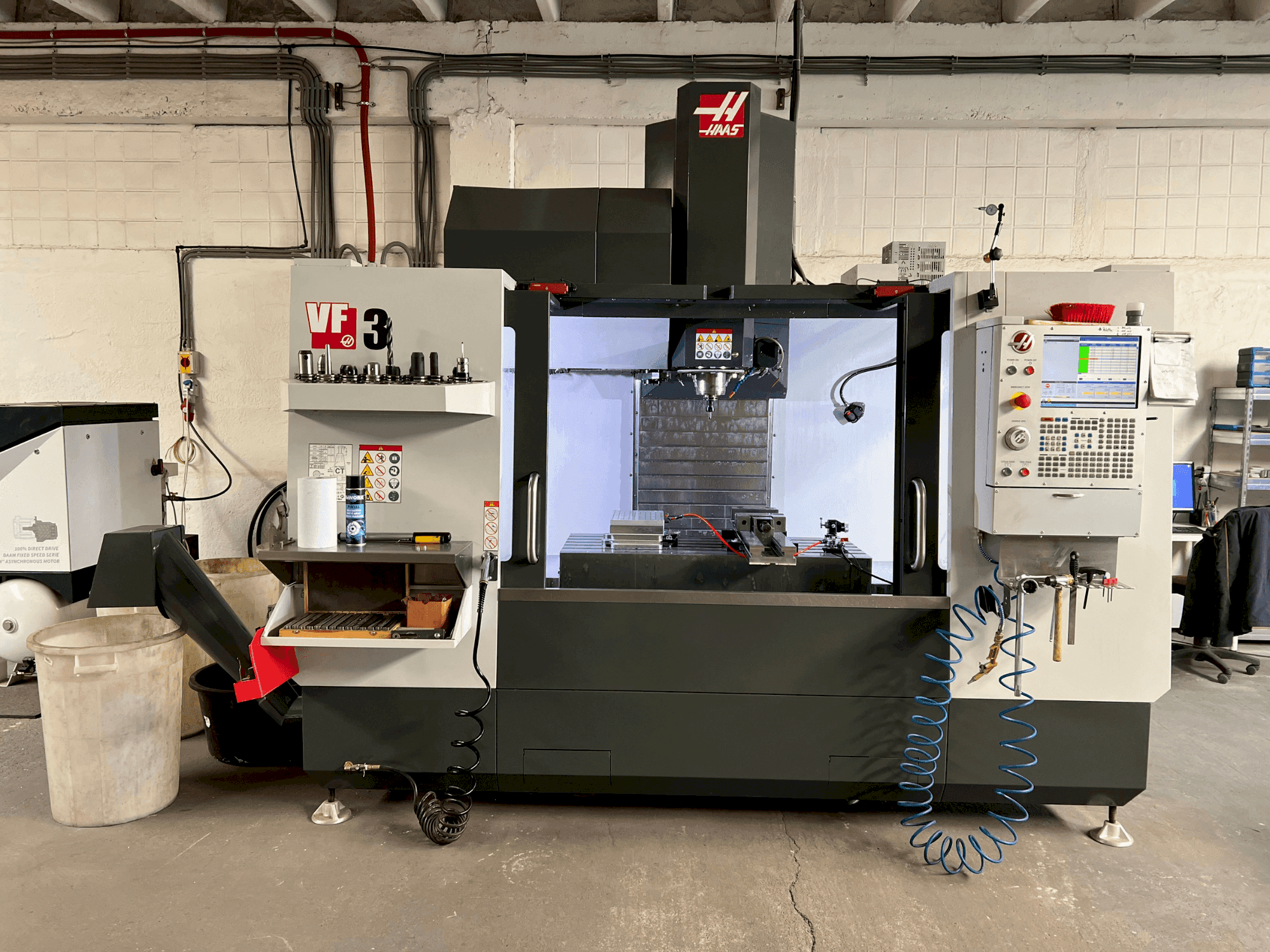 Vista Frontal  da HAAS VF-3  máquina