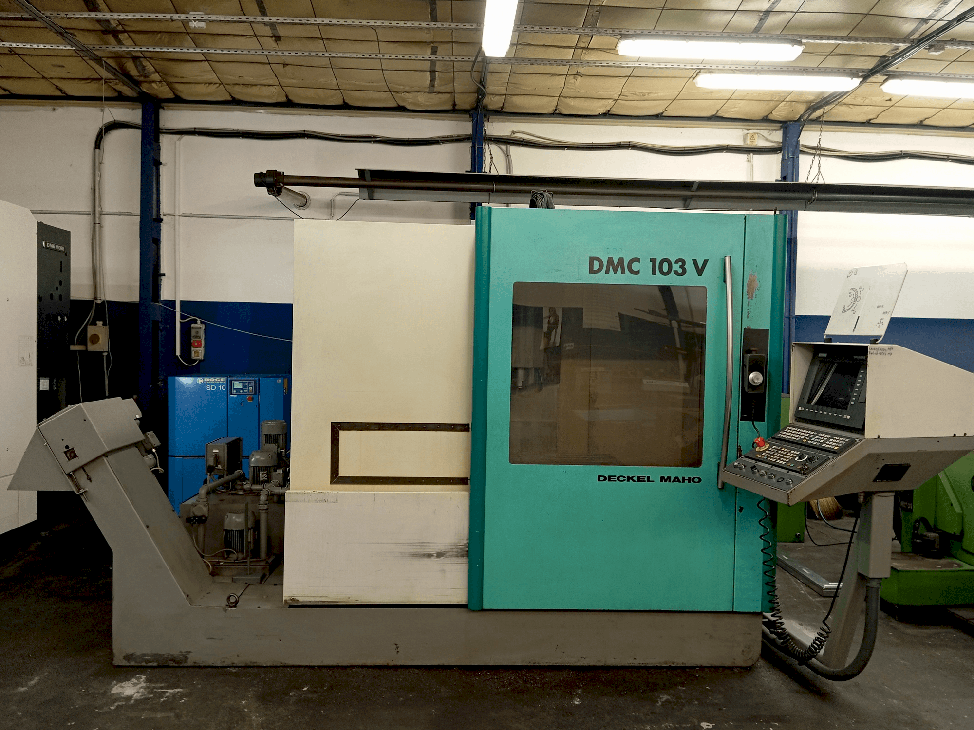 Vista Frontal  da DECKEL MAHO DMC 103 V  máquina