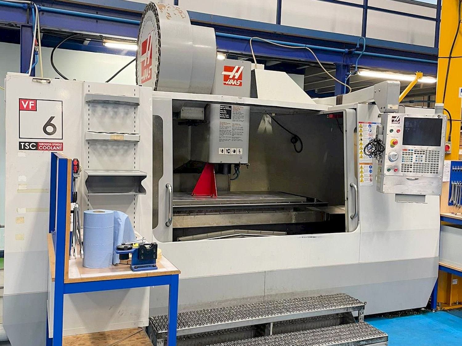 Vista Frontal  da HAAS VF-6  máquina