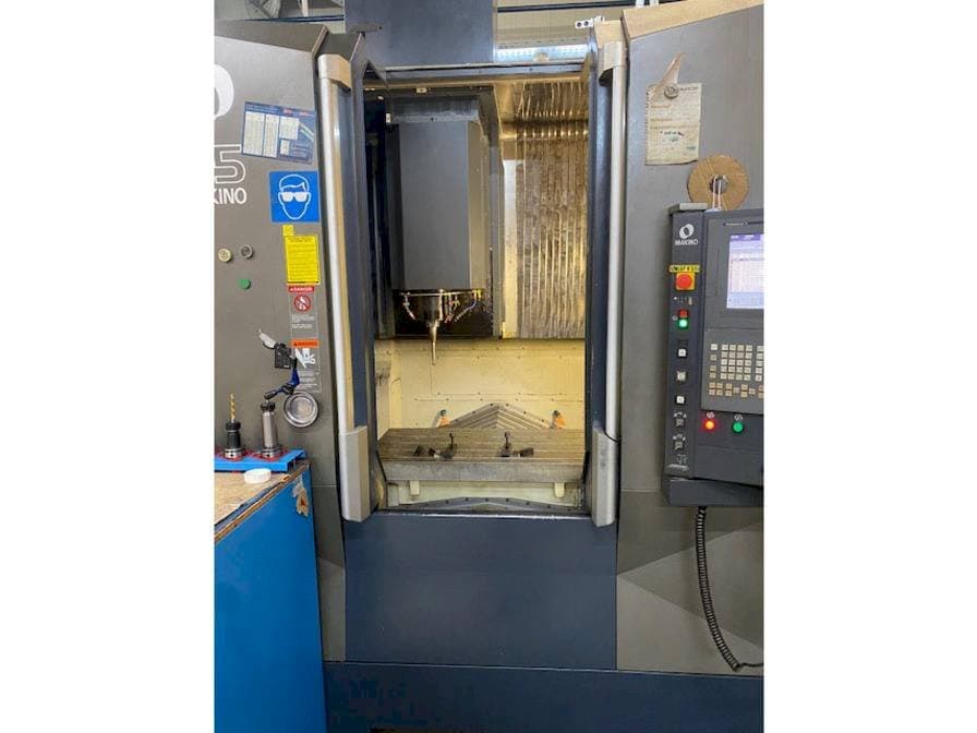Vista Frontal  da Makino F5  máquina