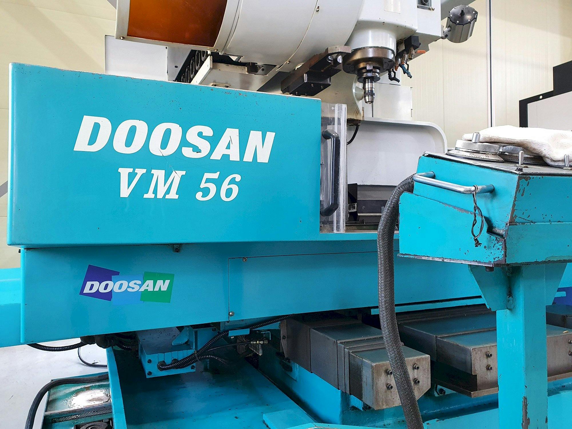 Vista Frontal  da Doosan VM56  máquina