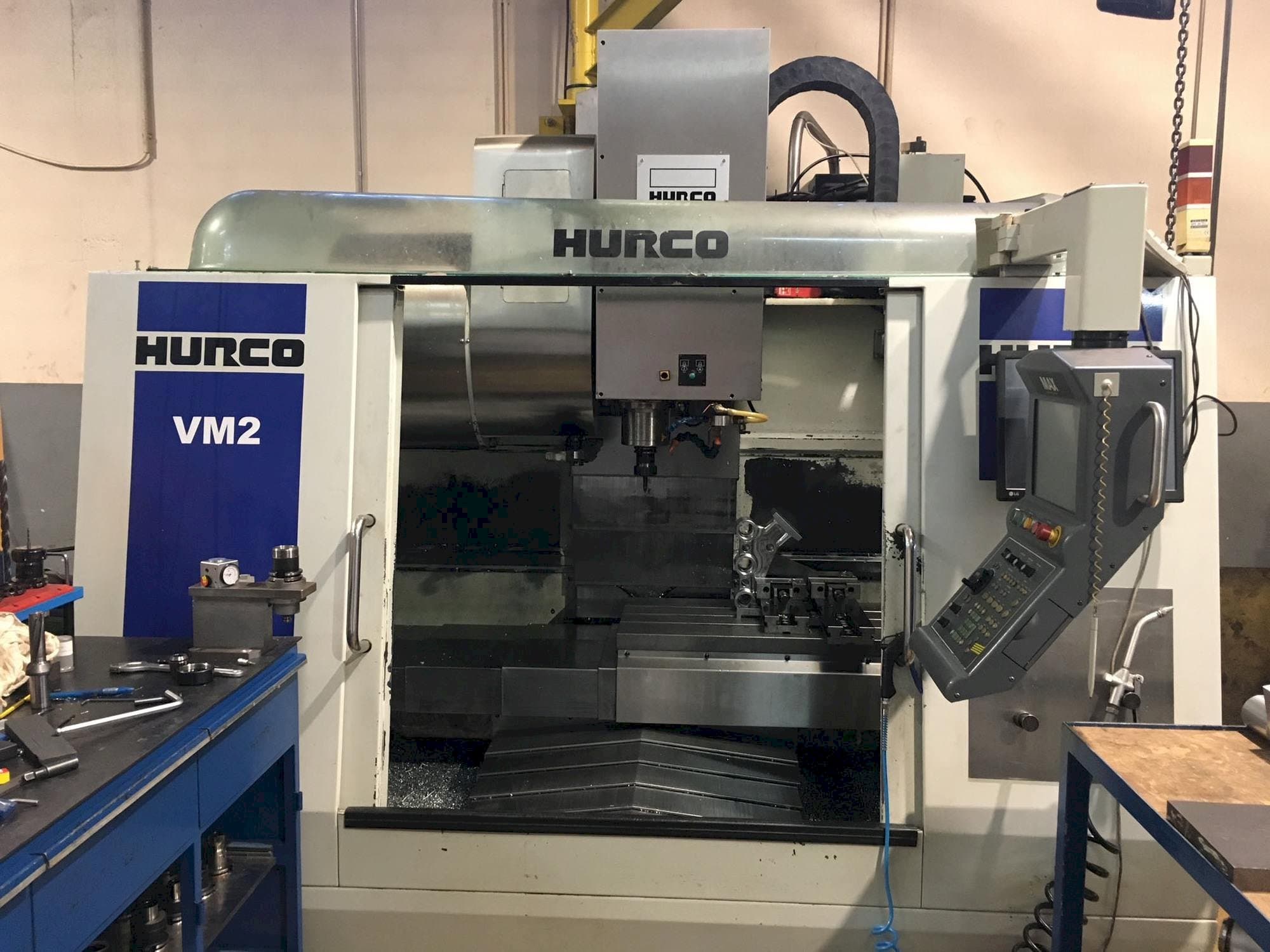 Vista Frontal  da Hurco VM2  máquina