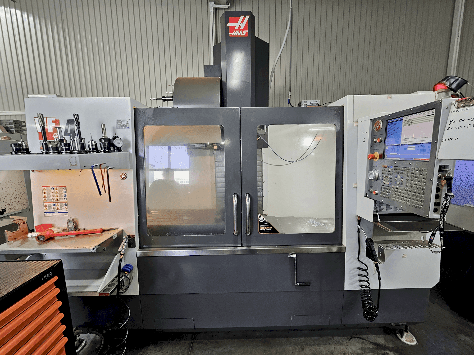 Vista Frontal  da HAAS VF-4  máquina