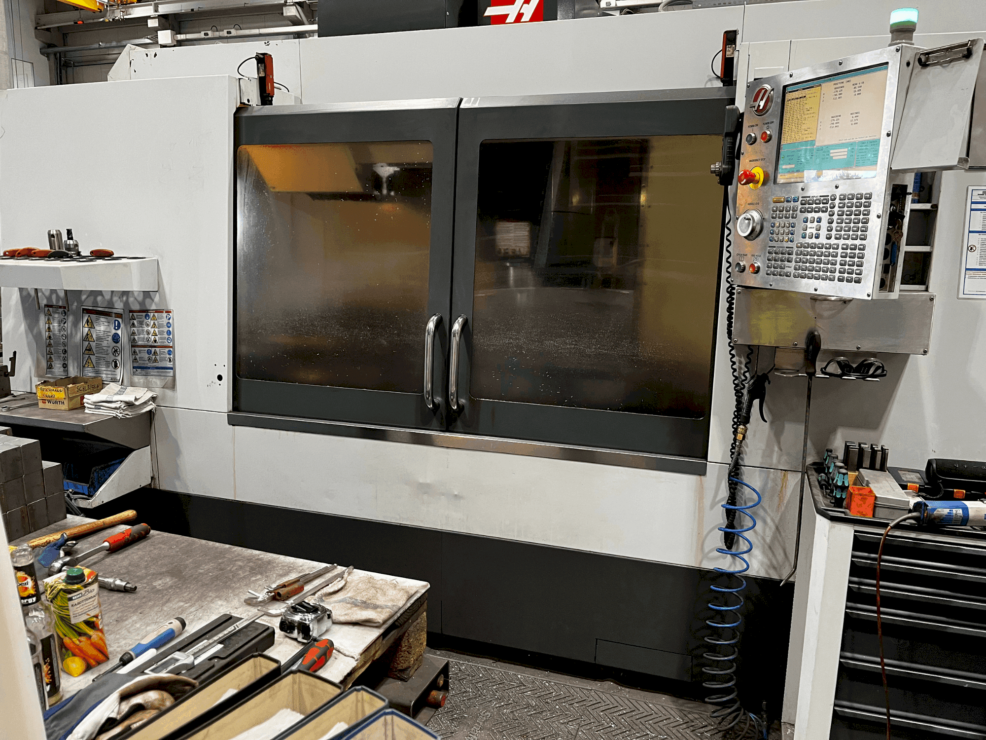 Vista Frontal  da HAAS VM-6  máquina