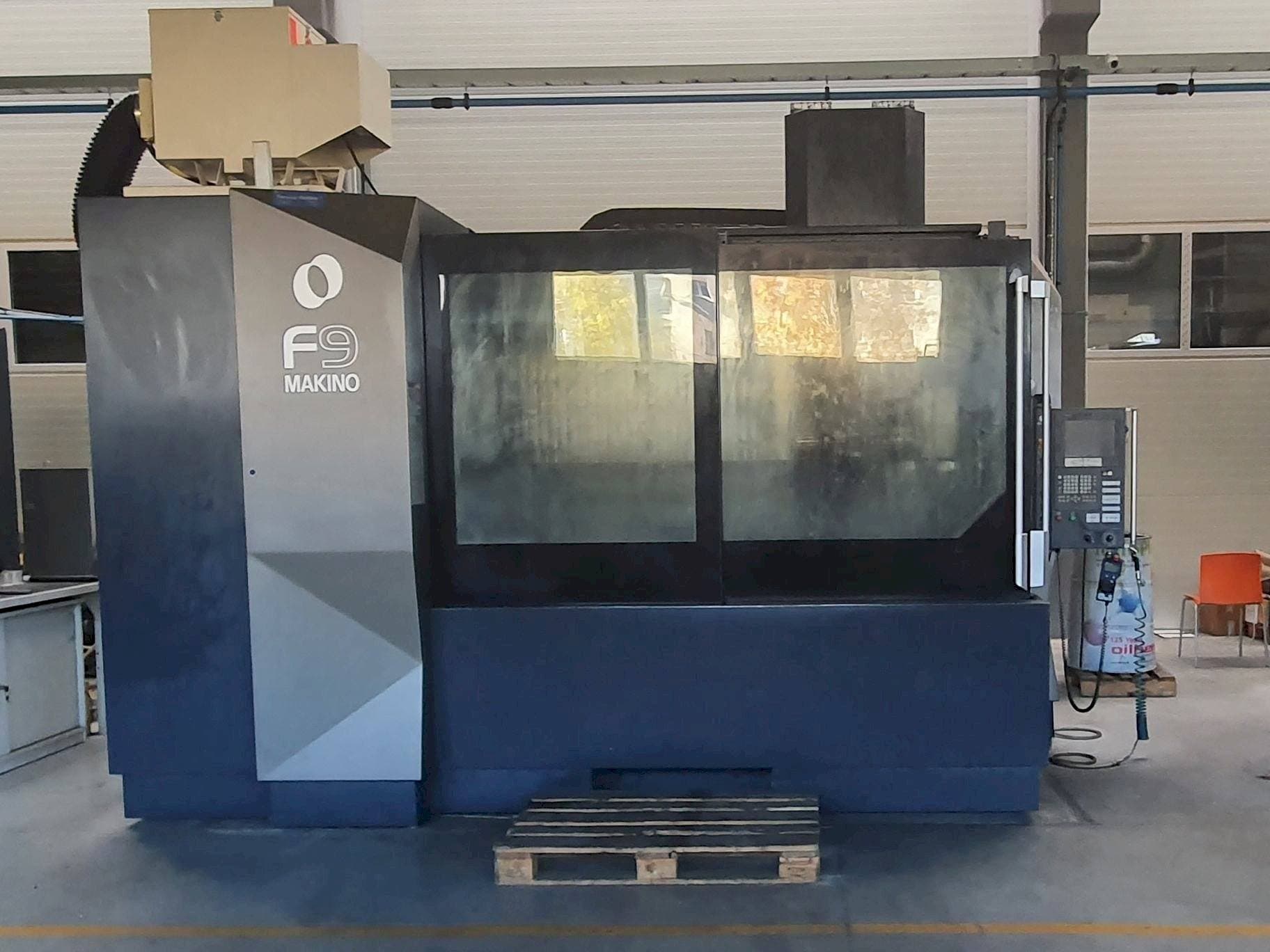 Vista Frontal  da Makino F9  máquina