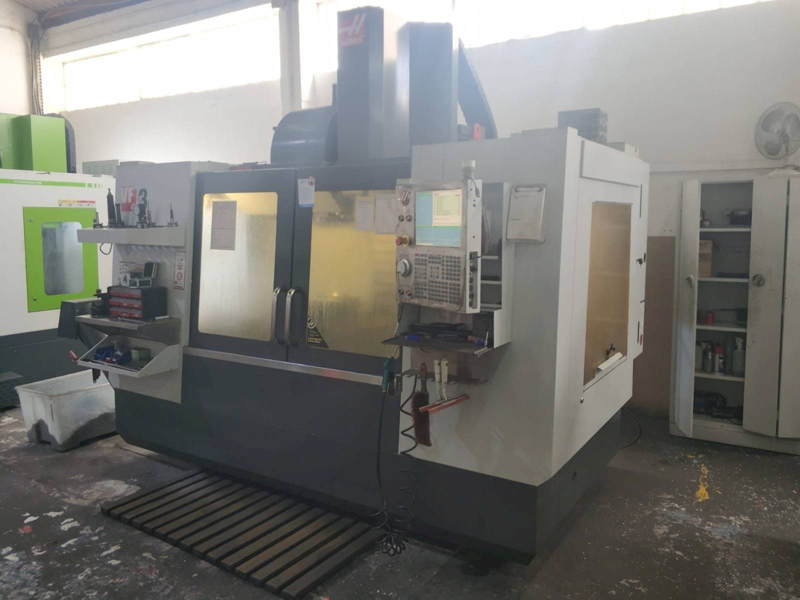 Vista Frontal  da HAAS VF-3  máquina