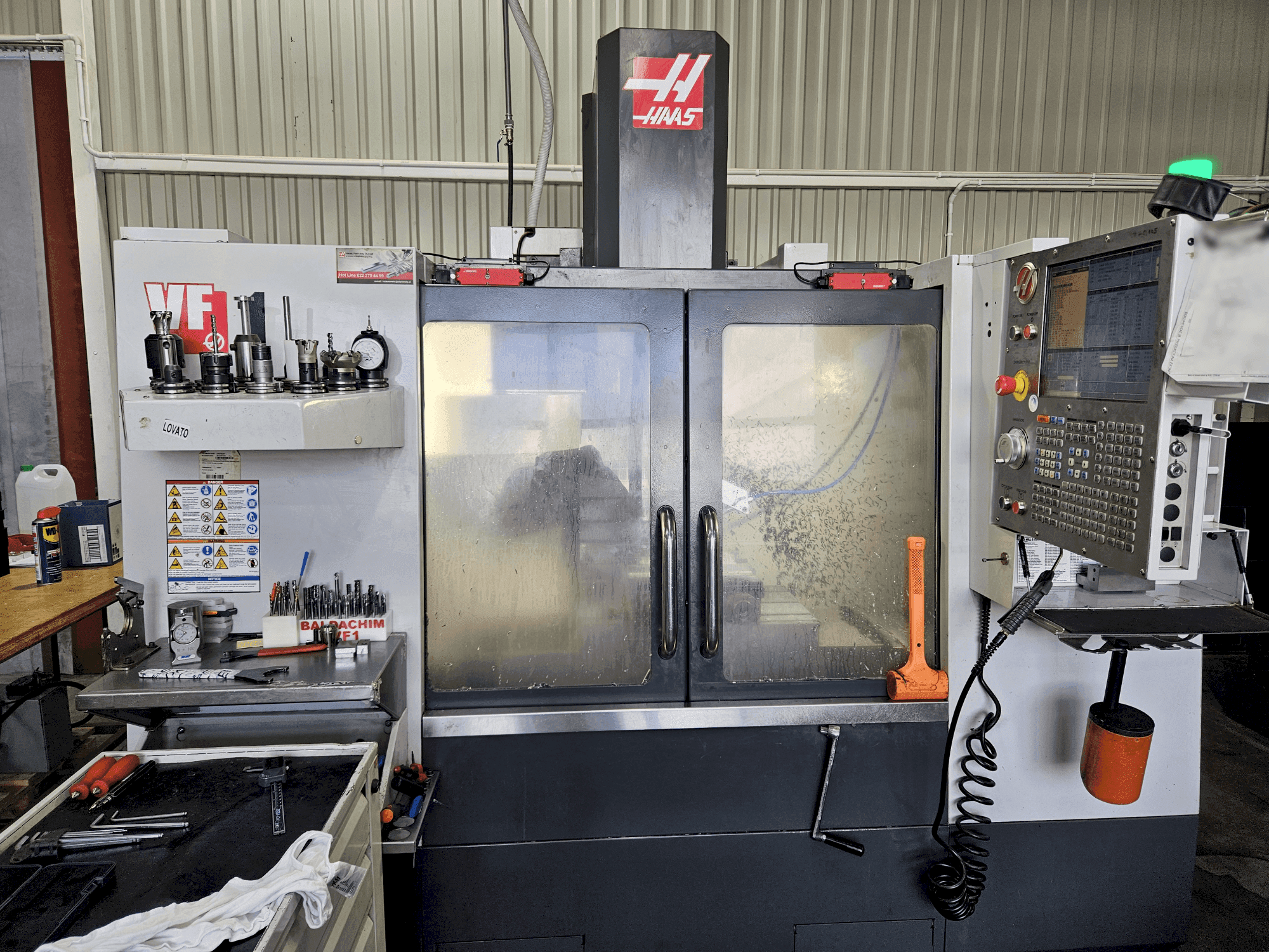 Vista Frontal  da HAAS VF-1  máquina