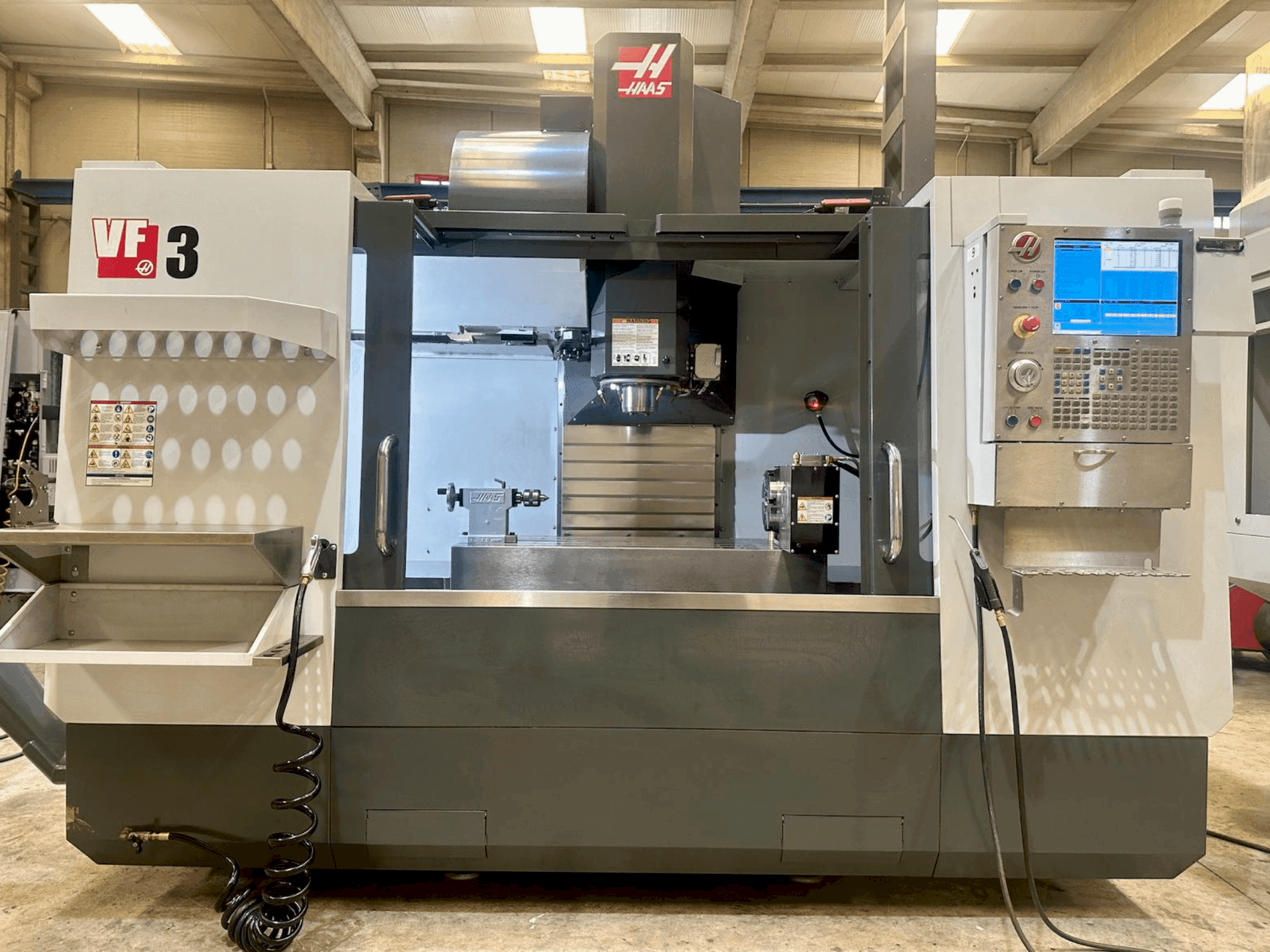 Vista Frontal  da HAAS VF-3  máquina