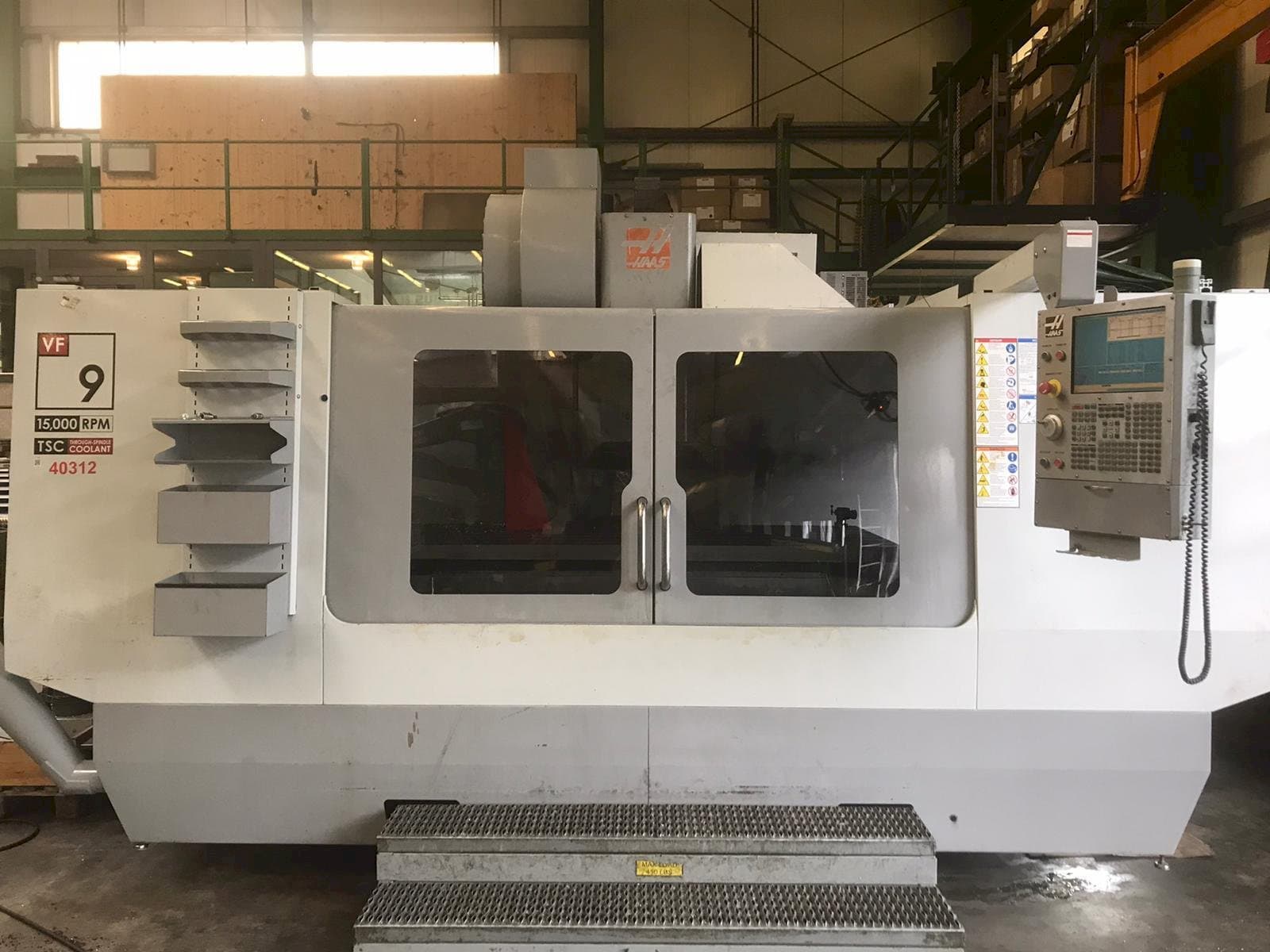 Vista Frontal  da HAAS VF-9  máquina