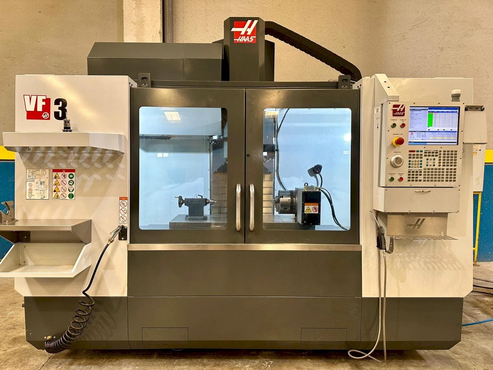 Vista Frontal  da HAAS VF-3  máquina