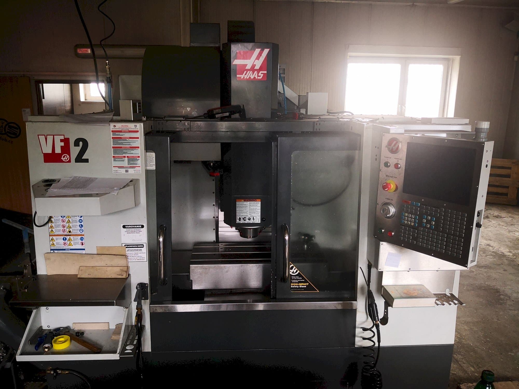 Vista Frontal  da HAAS VF-2  máquina