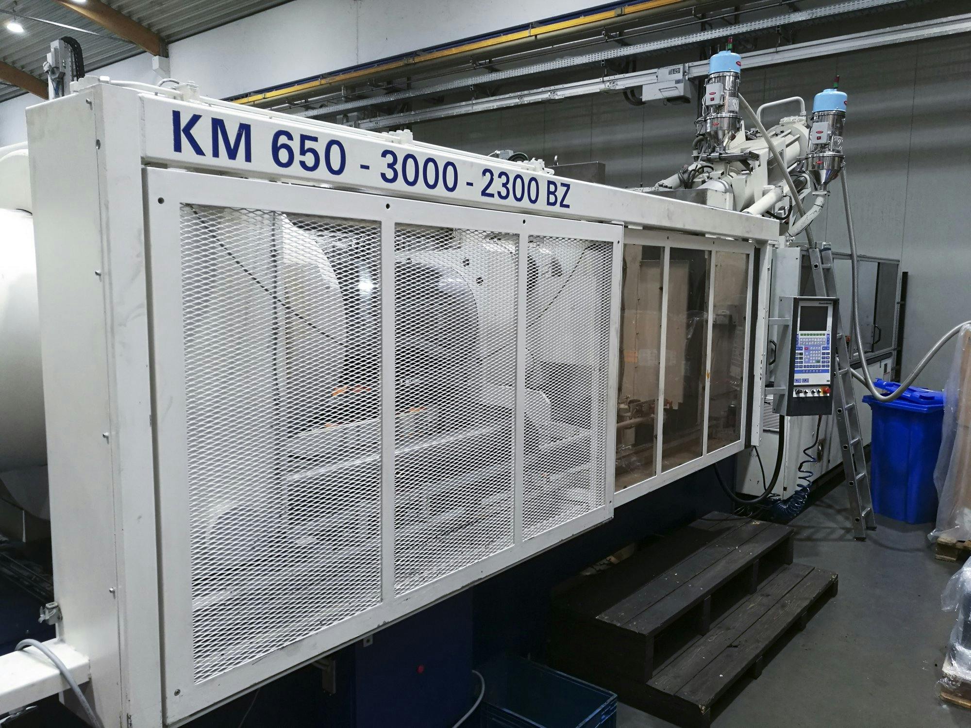 Vista Esquerda  da Krauss Maffei 650-3000-2300 BZ  máquina