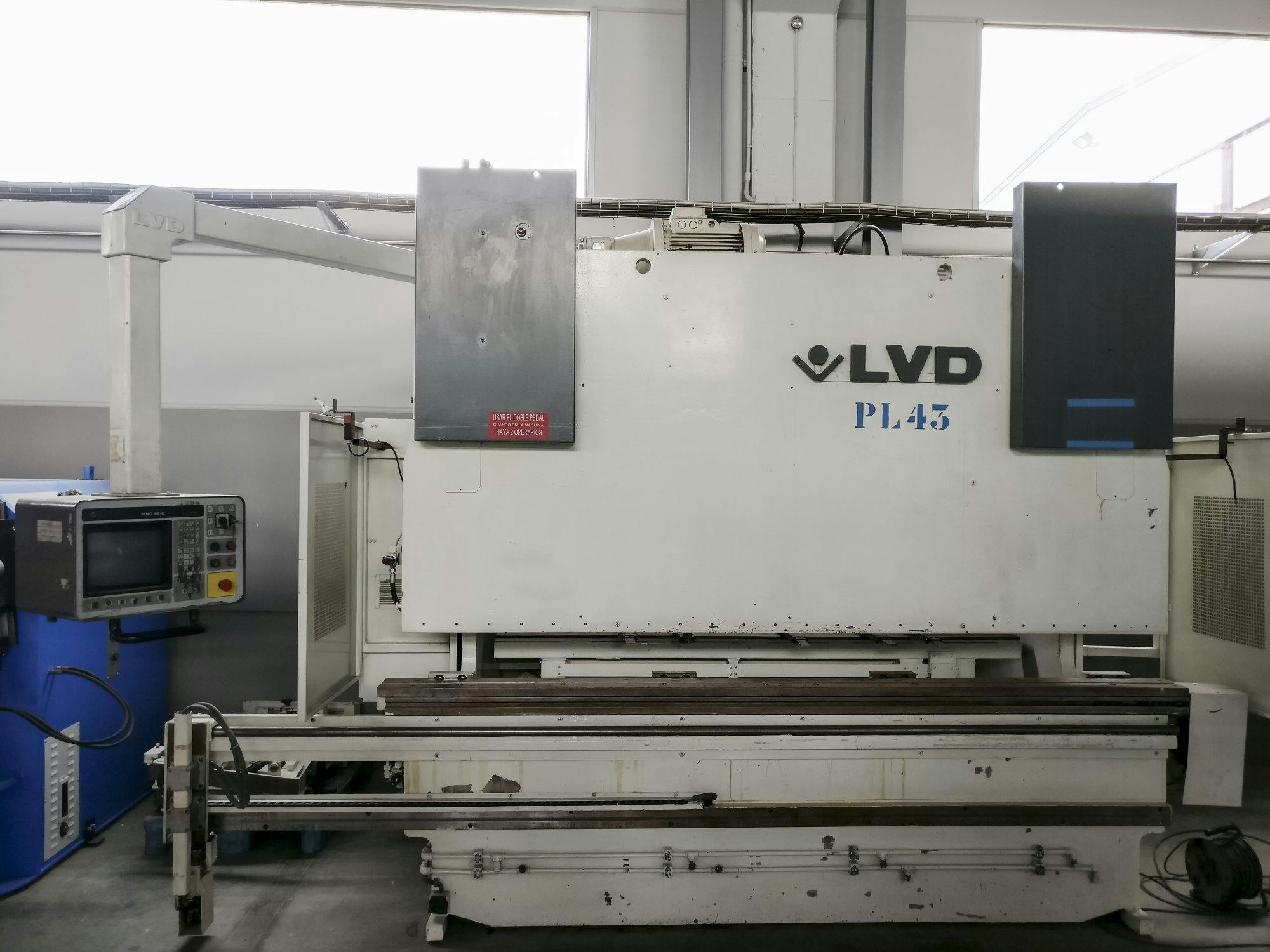 Vista Frontal  da LVD PPEB 160-30 MNC 95  máquina
