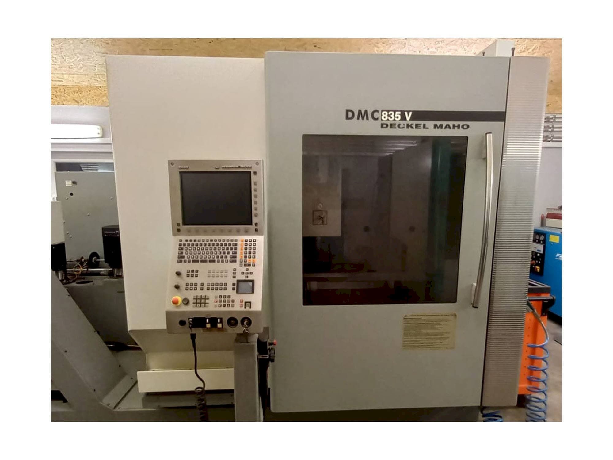 Vista Frontal  da DMG Deckel Maho DMC 835 V  máquina