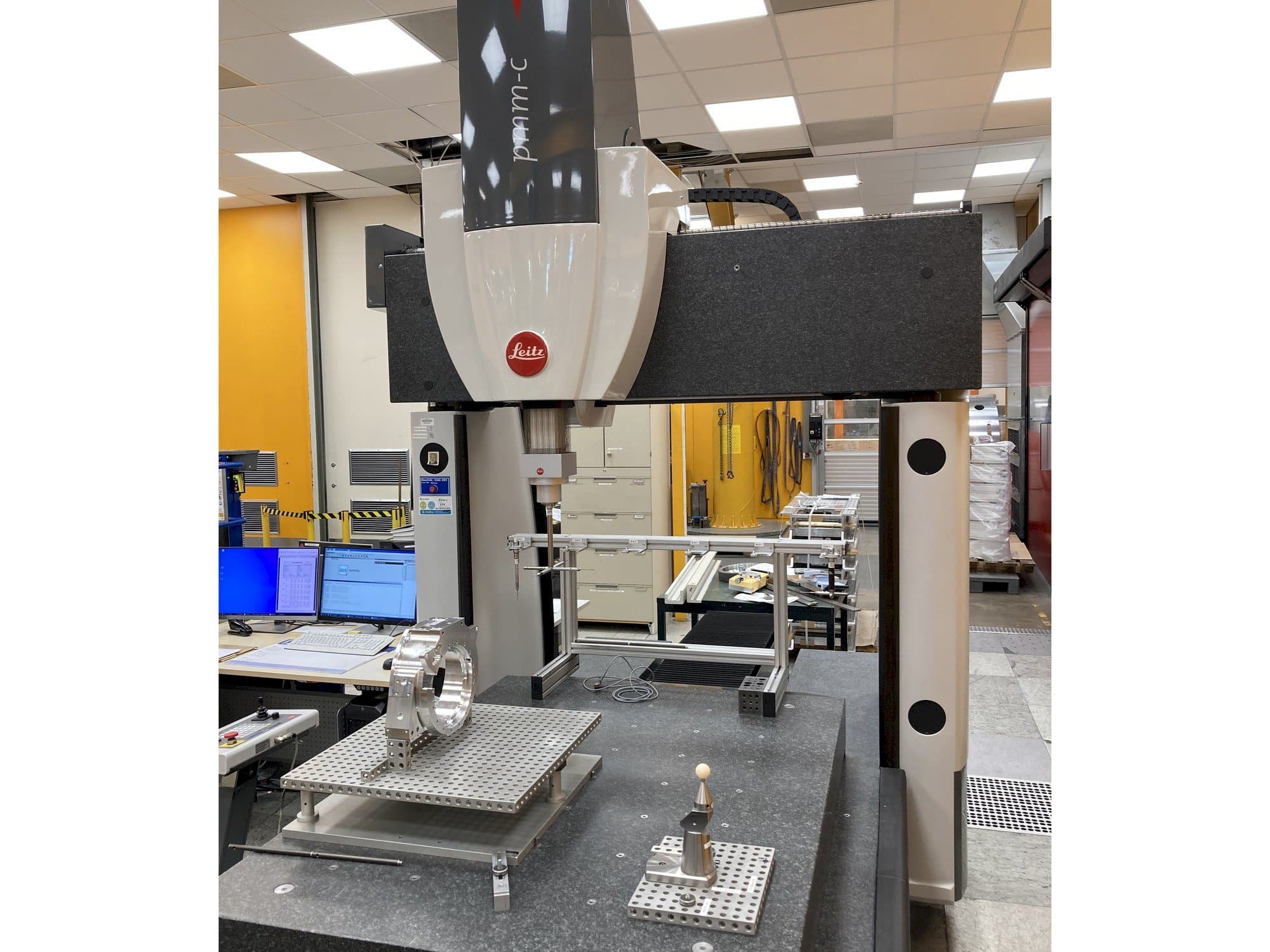 Vista Frontal  da Hexagon Leitz PMM-C  máquina
