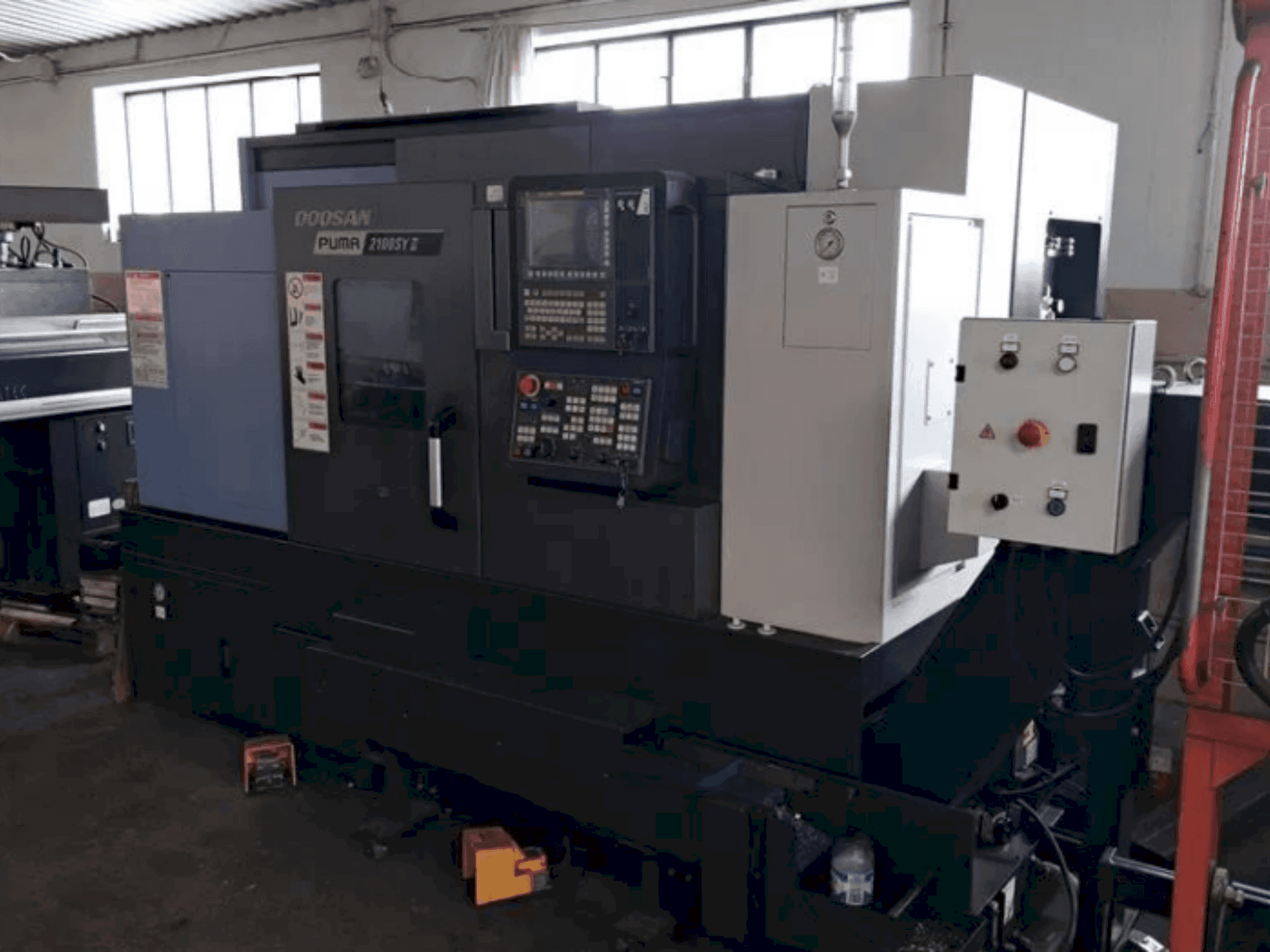 Vista Frontal  da DOOSAN PUMA 2100 SY II  máquina