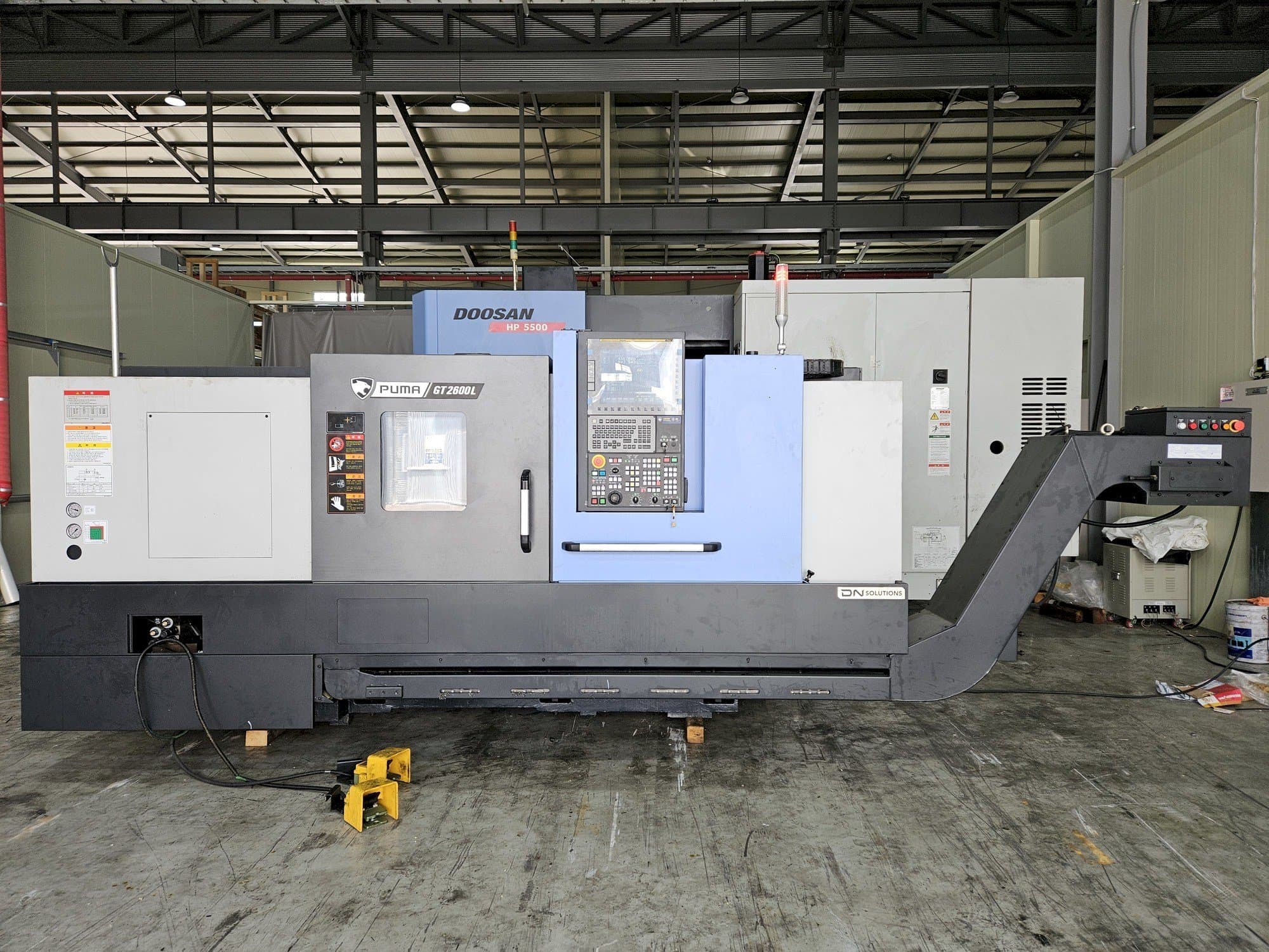 Vista Frontal da DN SOLUTIONS PUMA GT2600L máquina