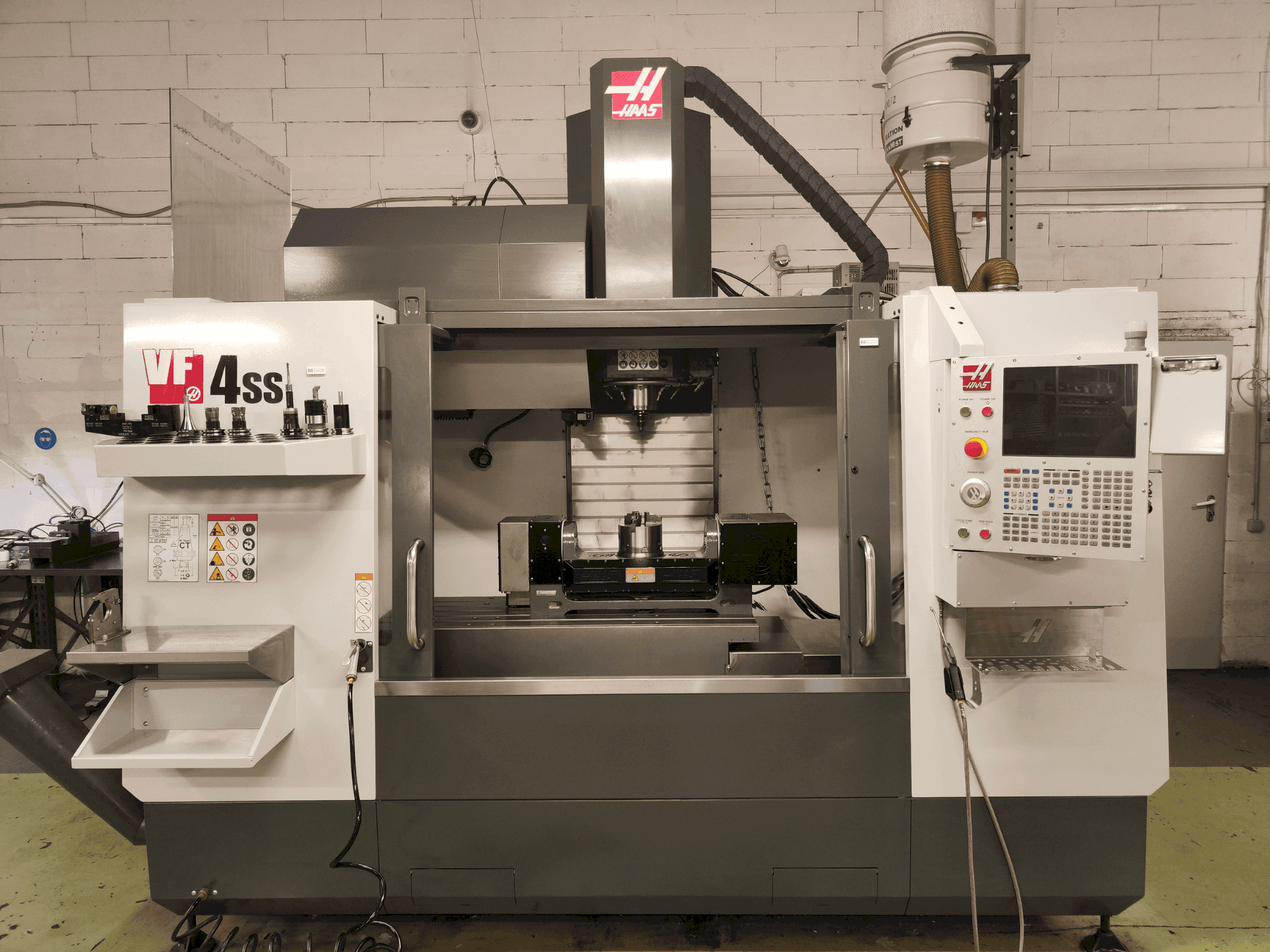 Vista Frontal da HAAS VF-4SS máquina