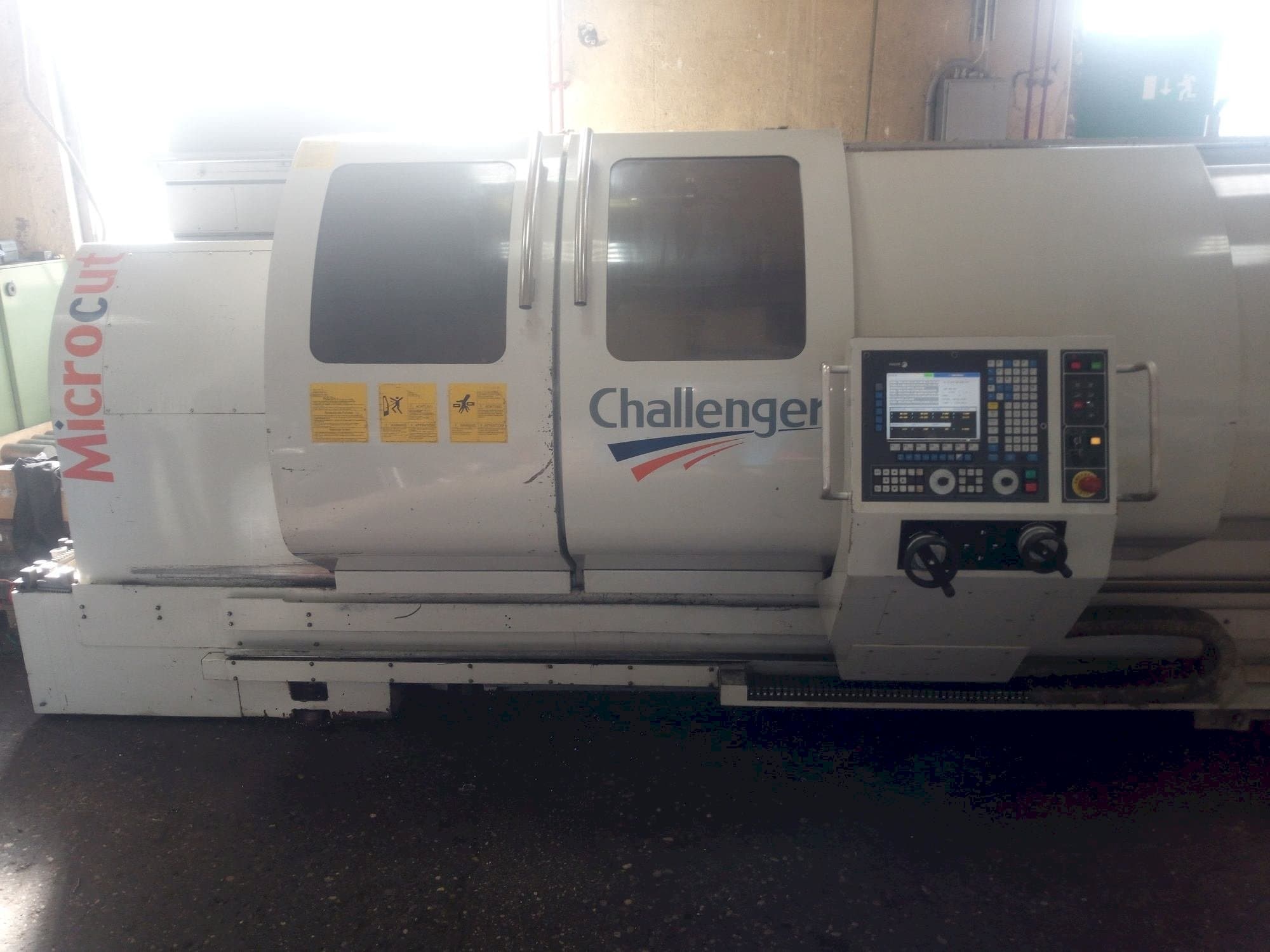 Vista Frontal da MICROCUT BNC 2280 máquina