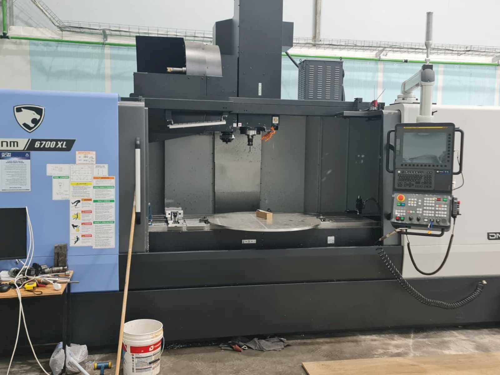 Vista Frontal da Doosan DNM 6700 XL máquina