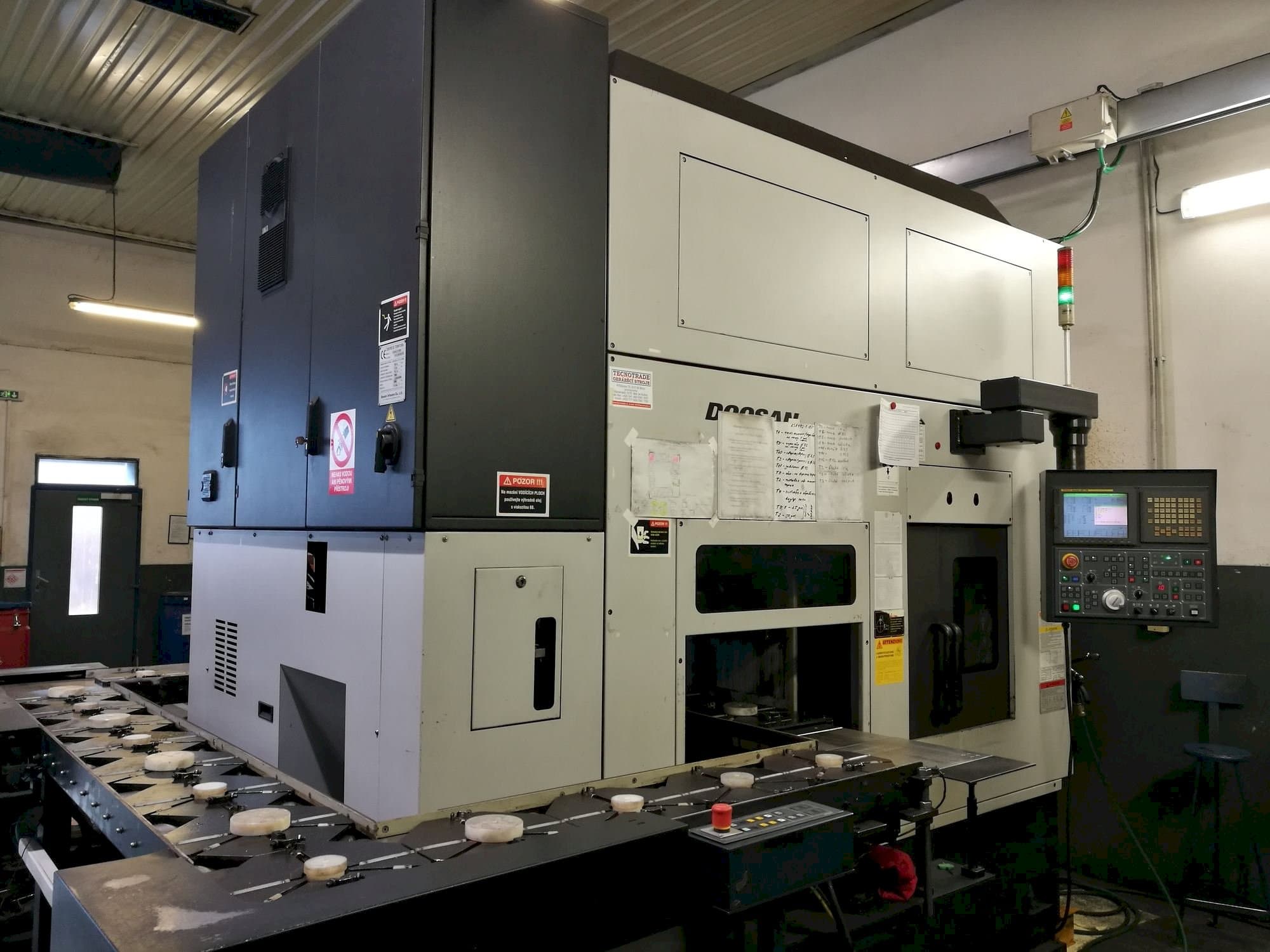 Vista Frontal da Doosan Puma Inverturn 3000M máquina