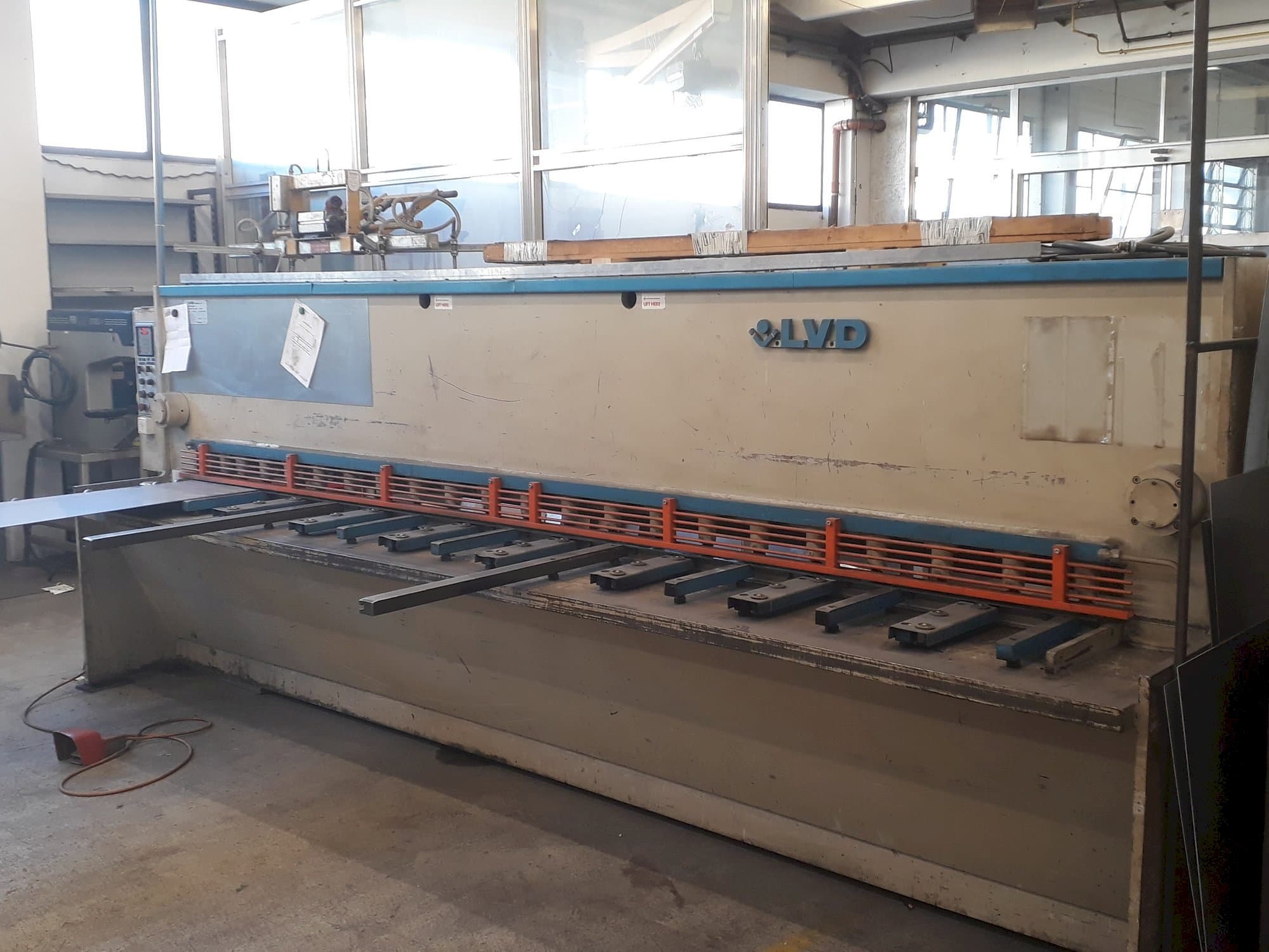 Vista Frontal da LVD HST 40/6 máquina