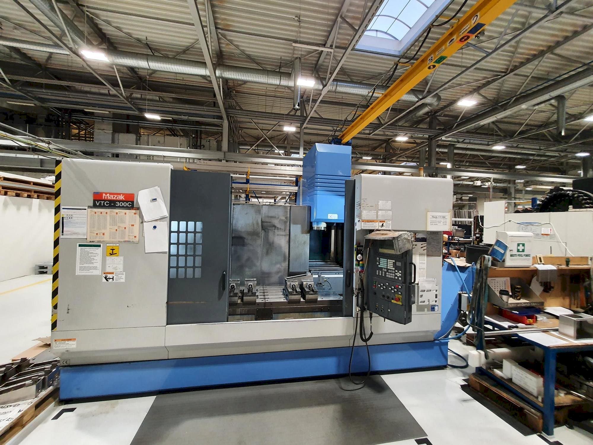 Vista Frontal da Mazak VTC-300C máquina