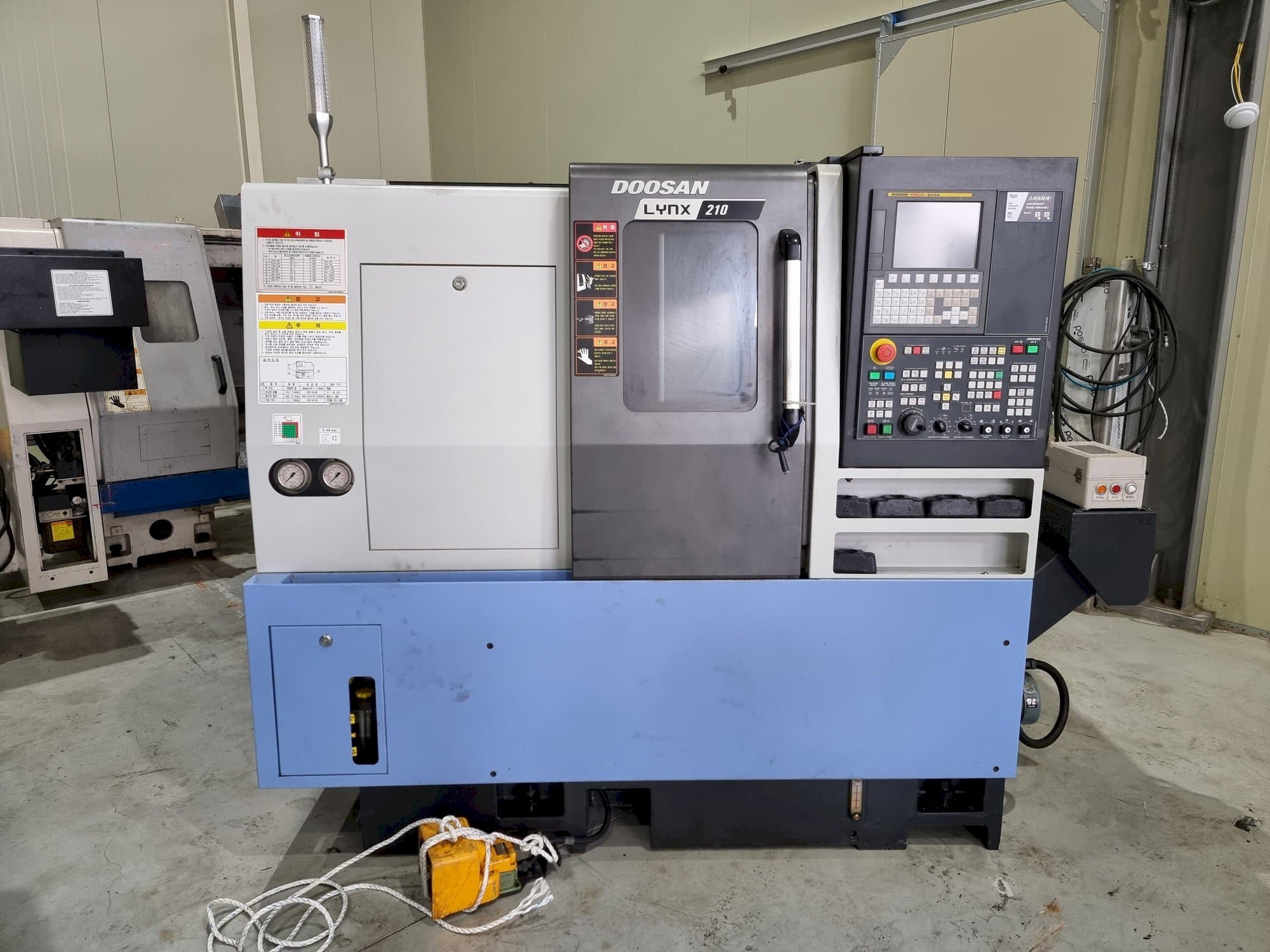 Vista Frontal da Doosan LYNX 210 máquina