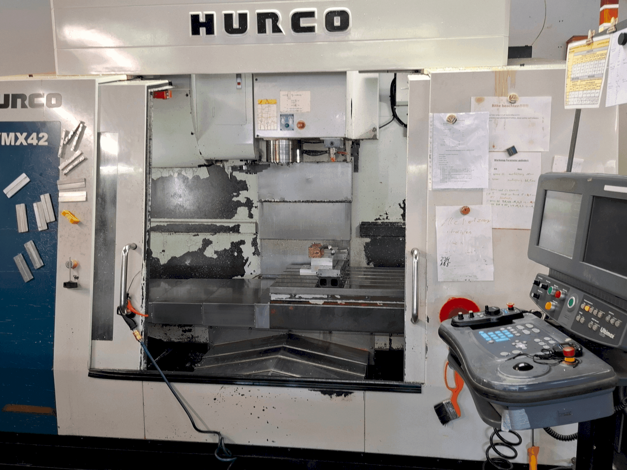 Vista Frontal da Hurco VMX 42 máquina