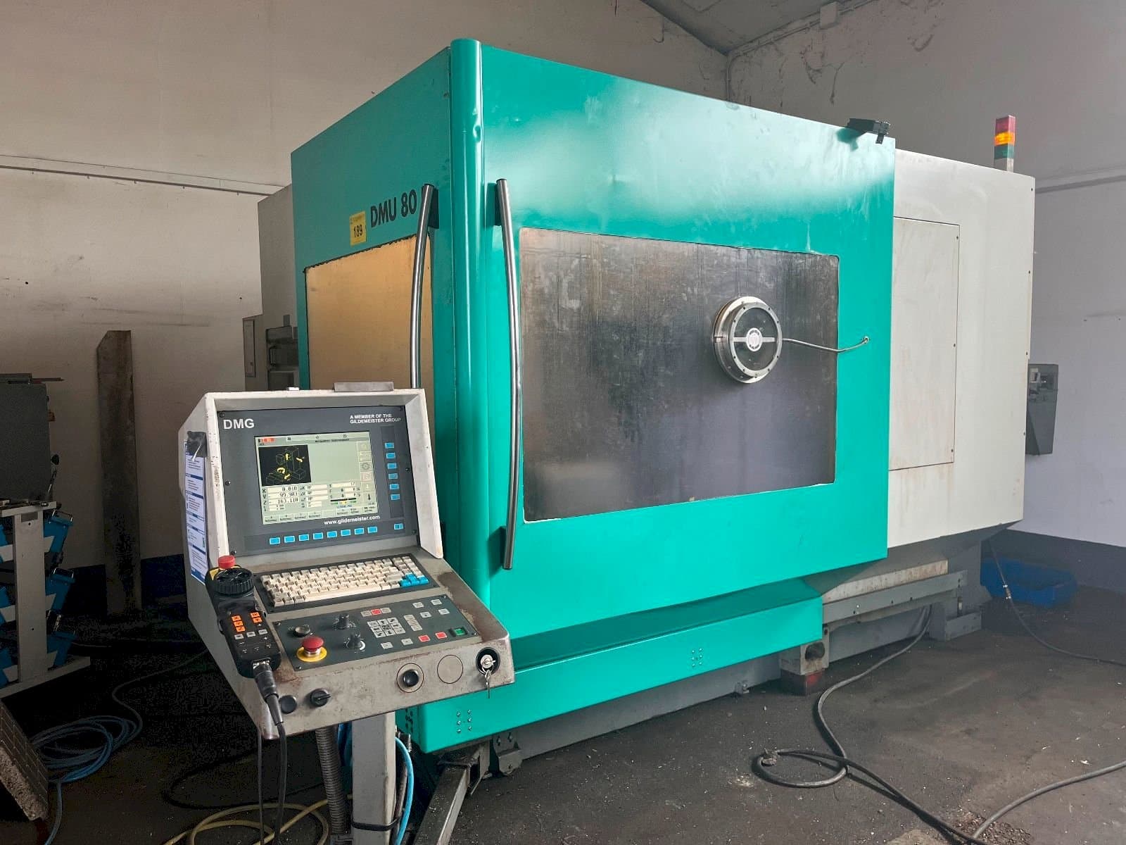 Vista Frontal da DMG Deckel Maho DMU 80 P máquina