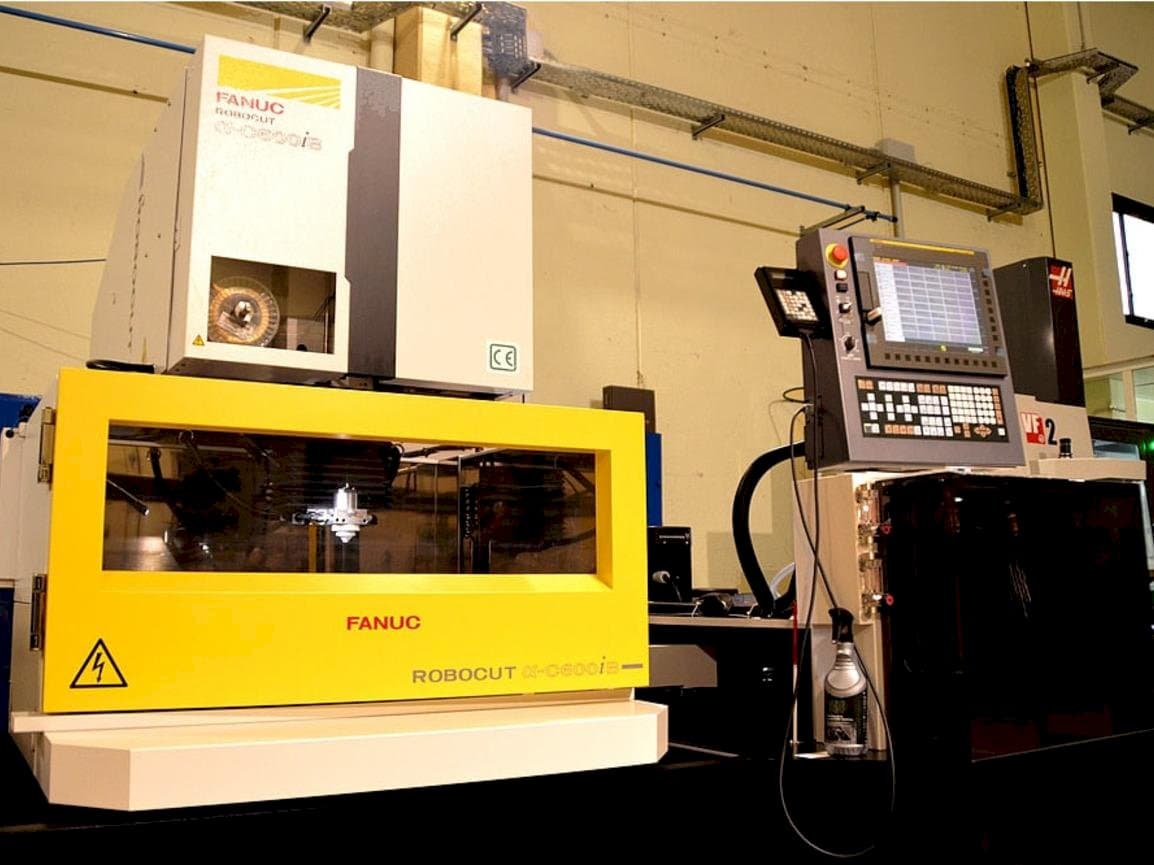 Vista Frontal da FANUC Robocut Alpha-CiB máquina