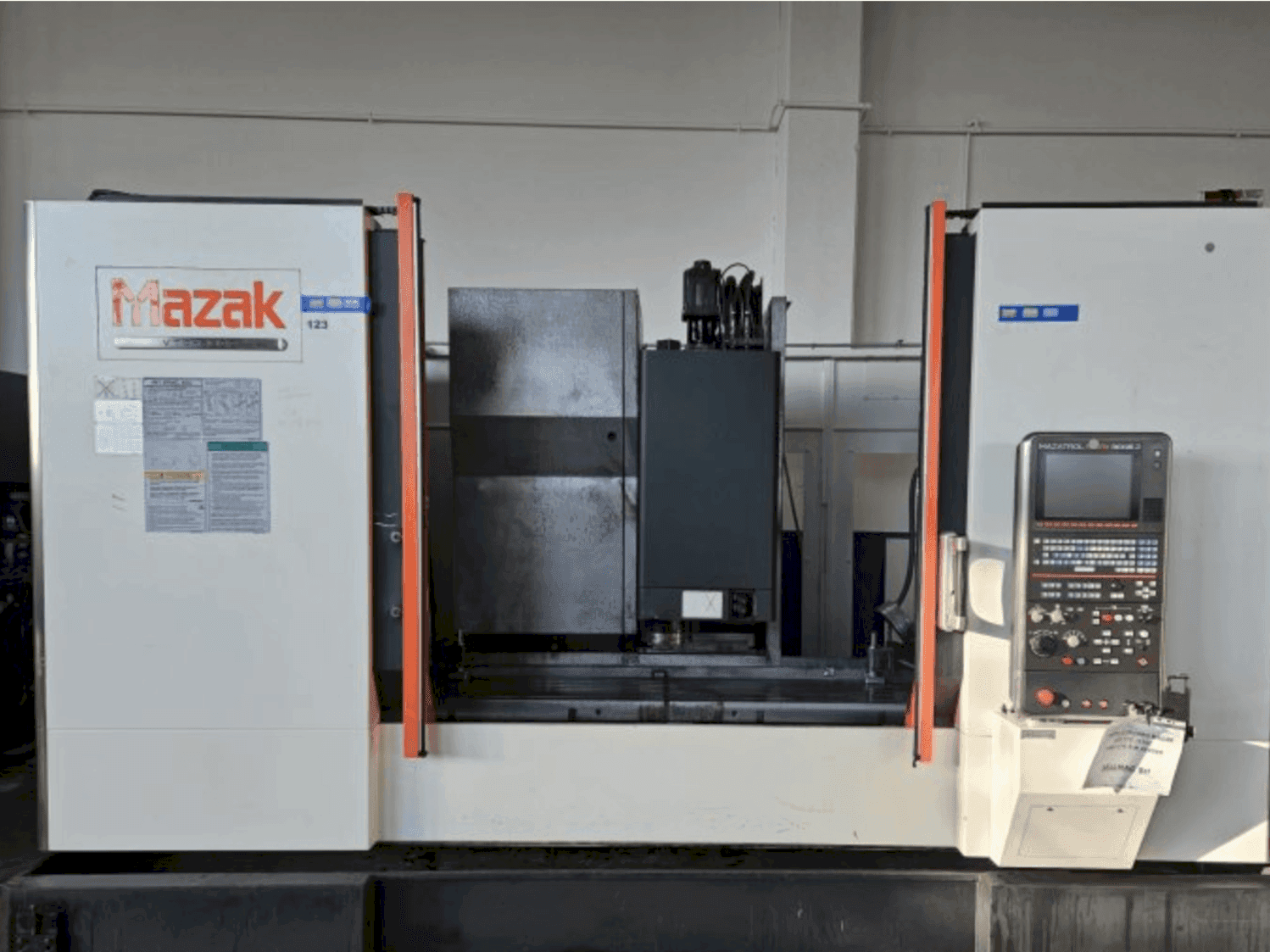 Vista Frontal  da Mazak VTC-530C  máquina
