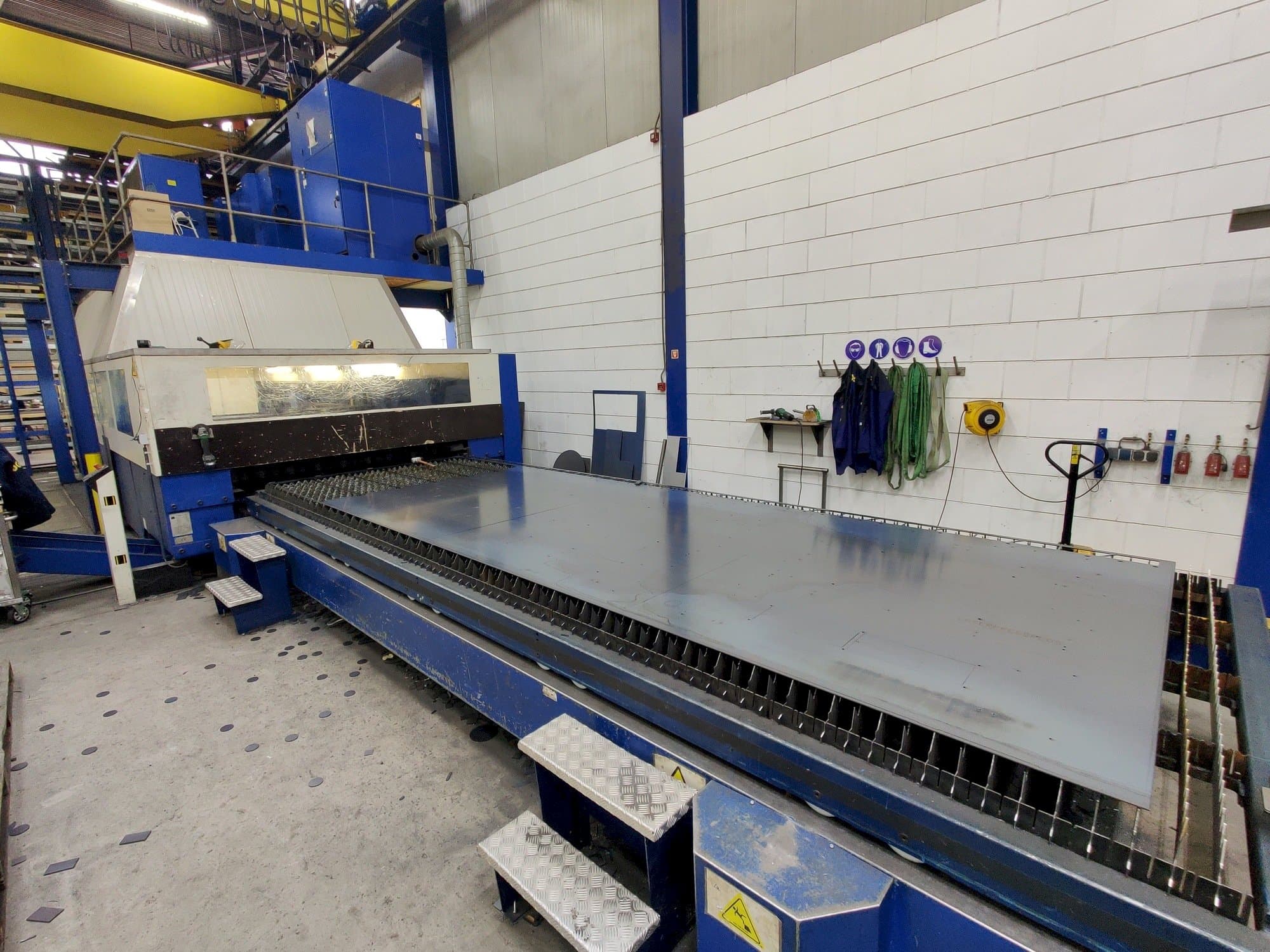 Vista Frontal da Trumpf Trumatic L 6050 6kW CO2 máquina