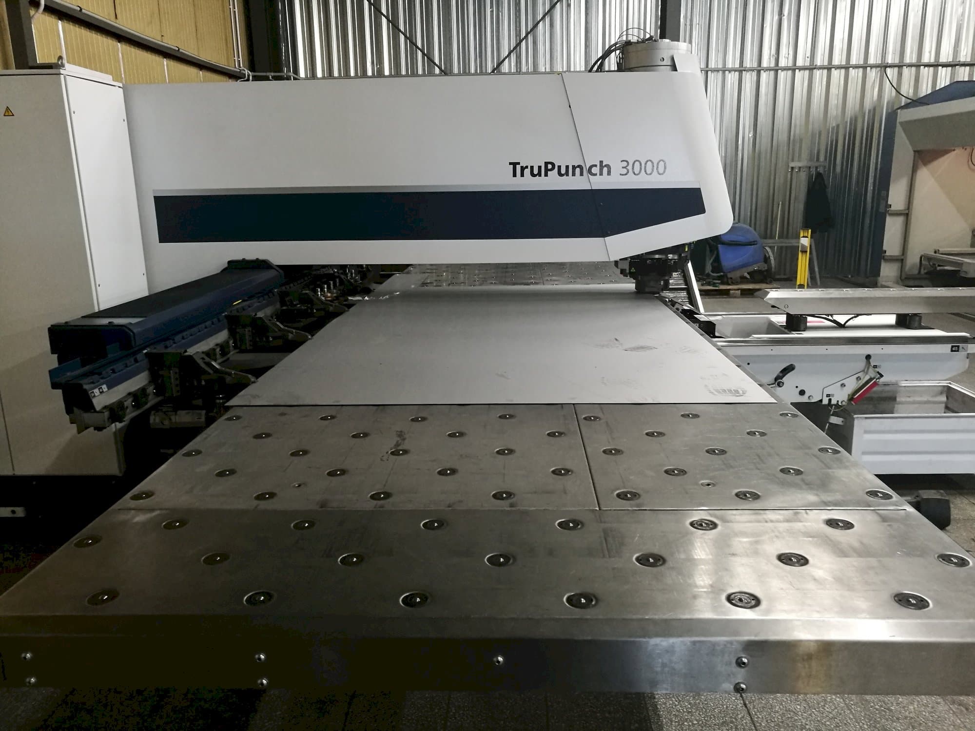 Vista Lateral Esquerda  da Trumpf TruPunch 3000  máquina