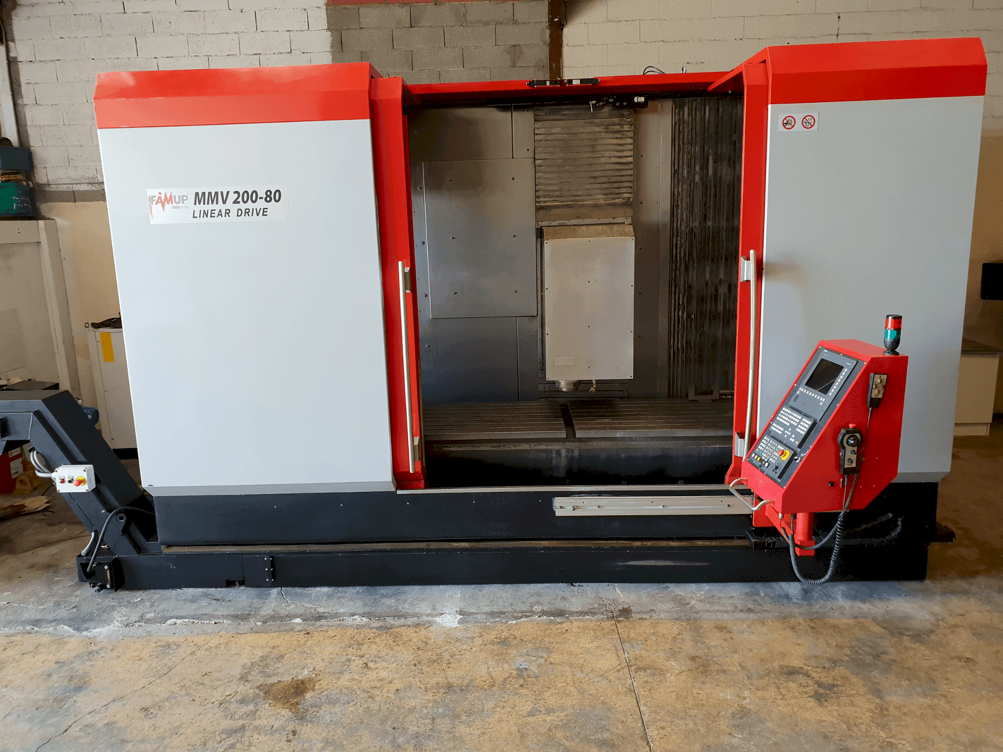 Vista Frontal da FAMUP MMV 200-80 Linear Drive máquina