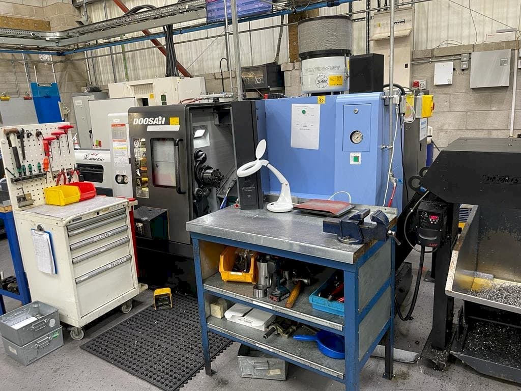 Vista Frontal  da Doosan Lynx 220 LMA  máquina