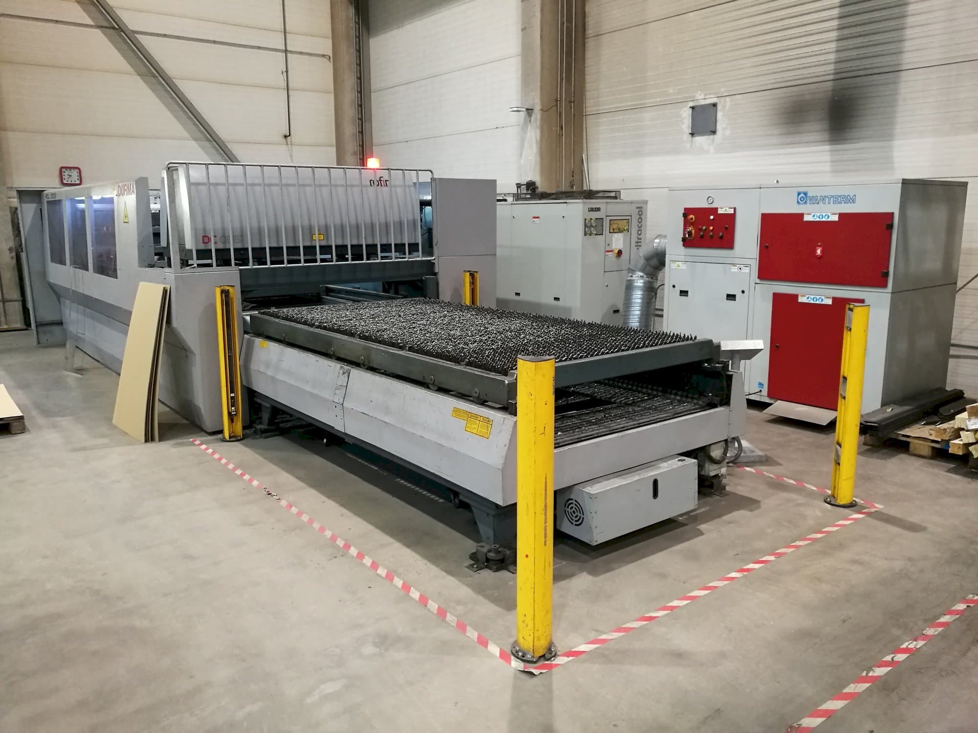 Vista Lateral Esquerda da Durma HDL 3015 máquina